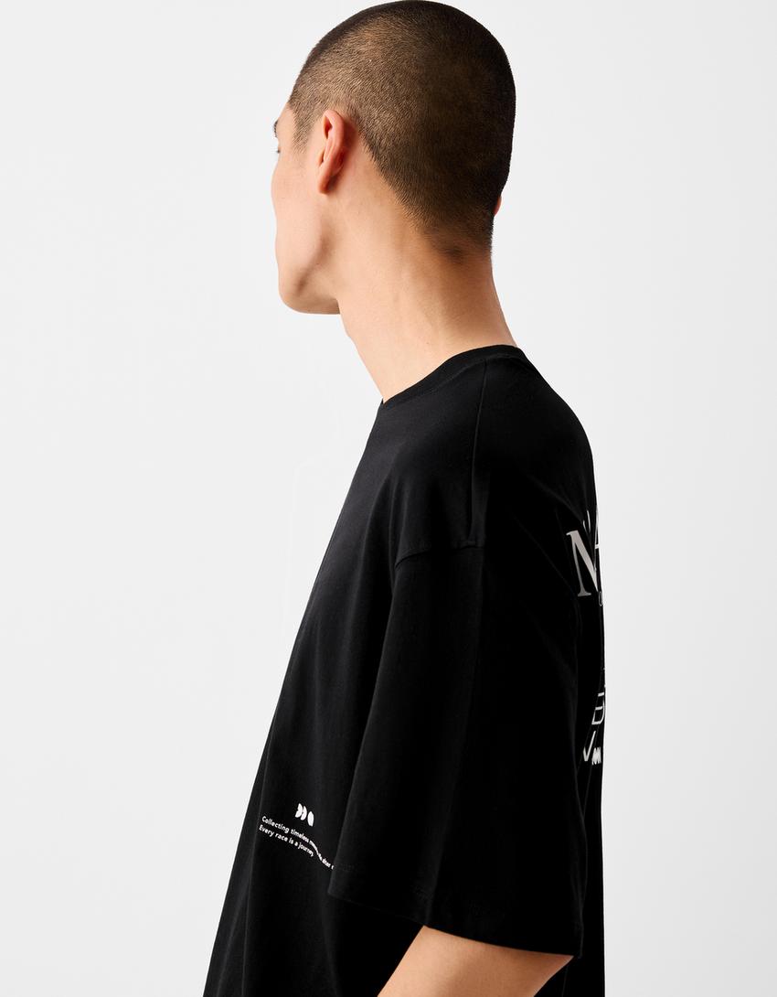 Camiseta manga curta boxy fit estampado-Negro-6