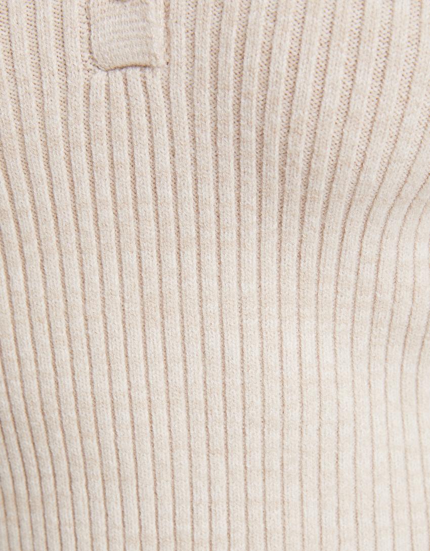 سويتر كروب بياقة بولو وأكمام طويلة وأزرار-رملي-6