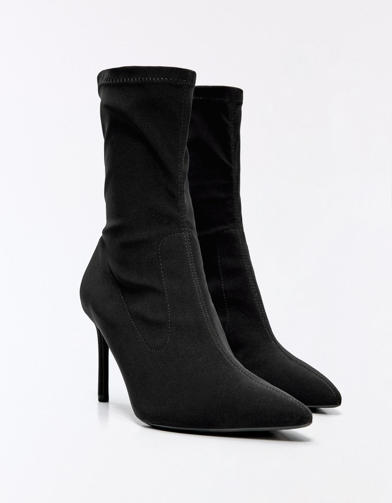 Fitted heel ankle boots — BLACK