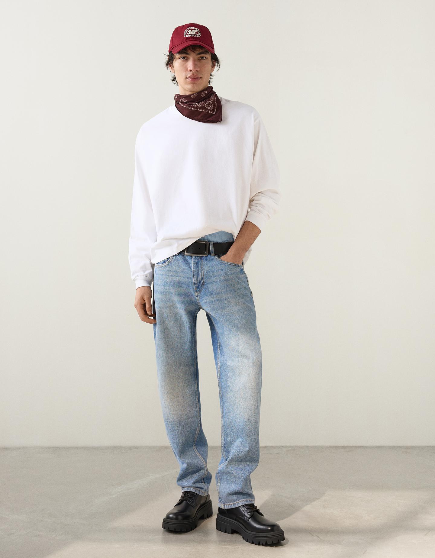Bershka jeansy o kroju straight wyblakły niebieski