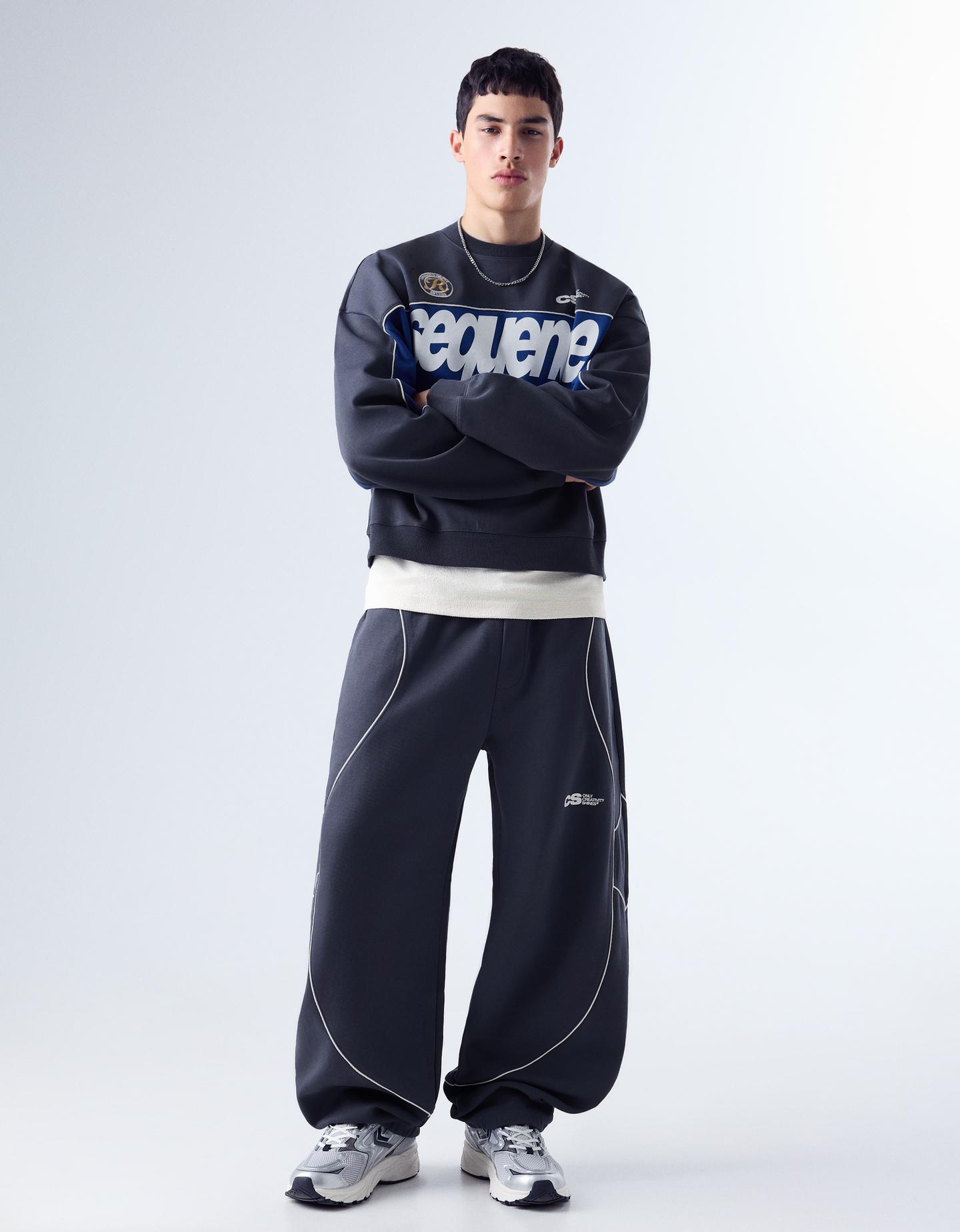 Bershka spodnie o kroju balloon z dzianiny dresowej z nadrukiem niebieski