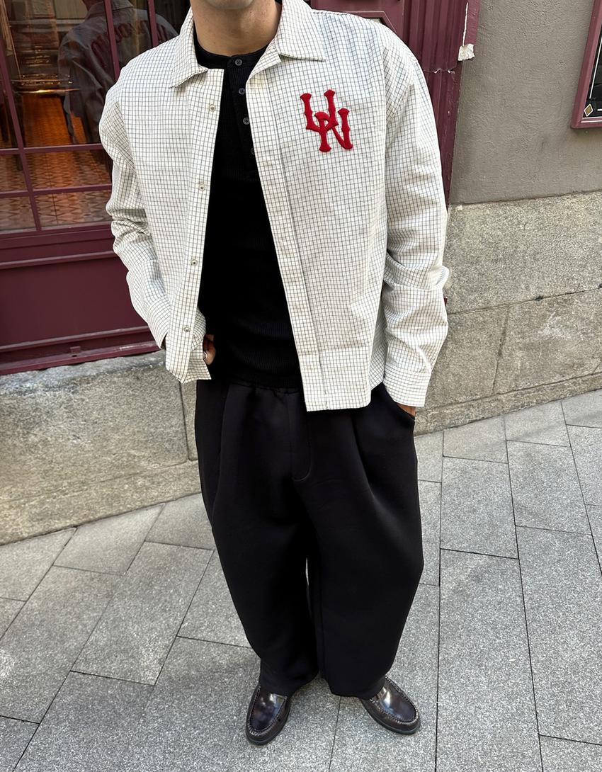 قميص بأكمام طويلة وقصة مربعة وتطريز-كريمي