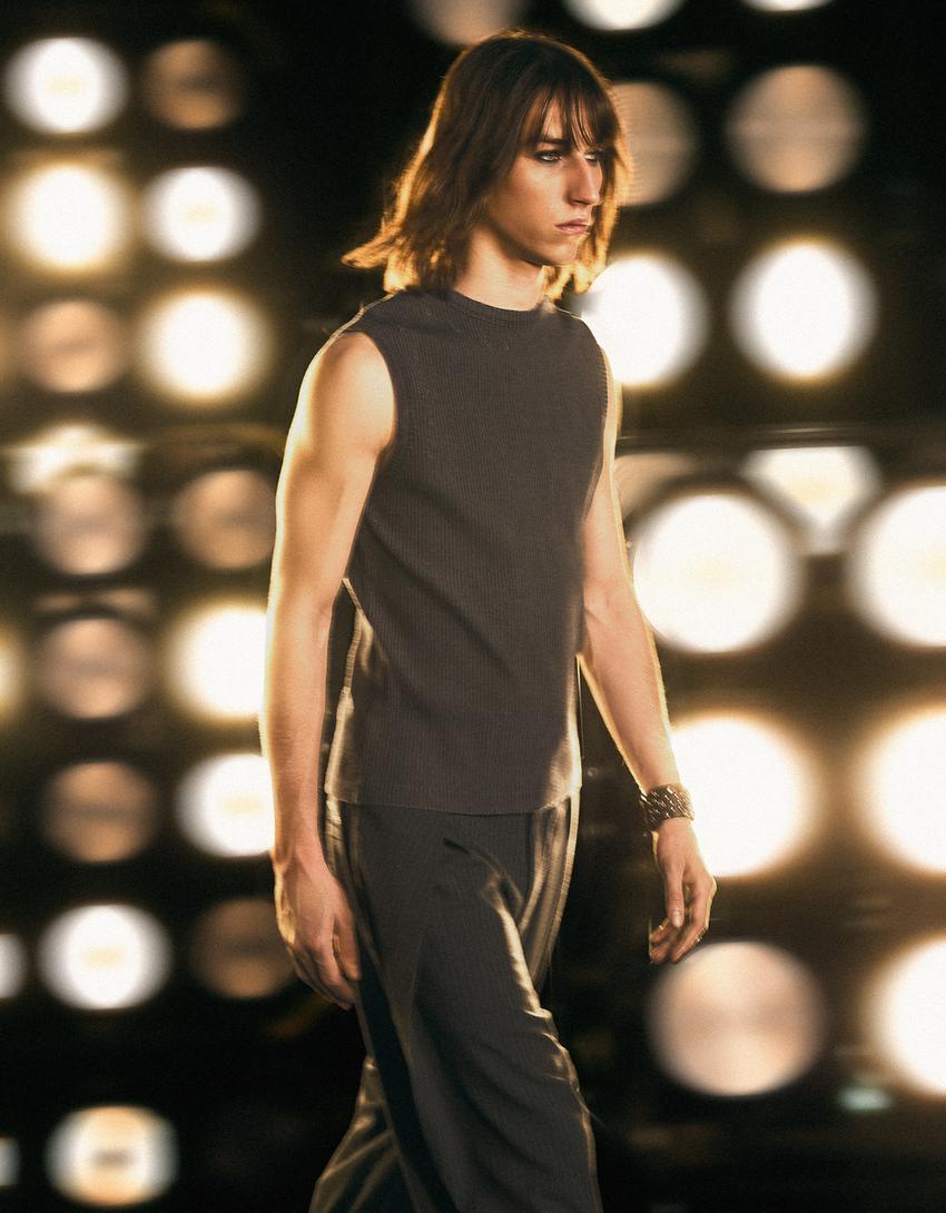 Embroidered sleeveless T-shirt-Grey