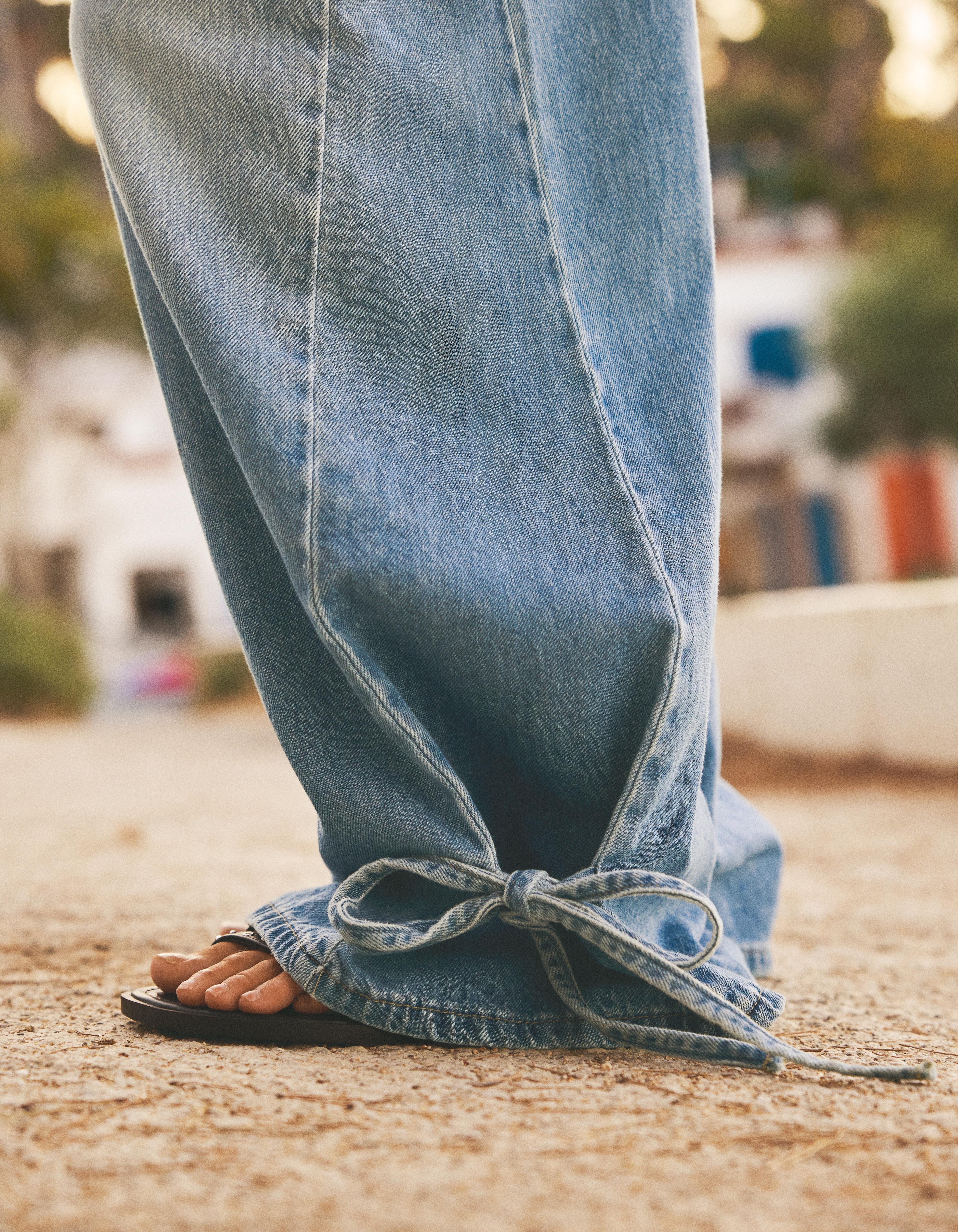 High-waist barrel jeans with ties — Light blue