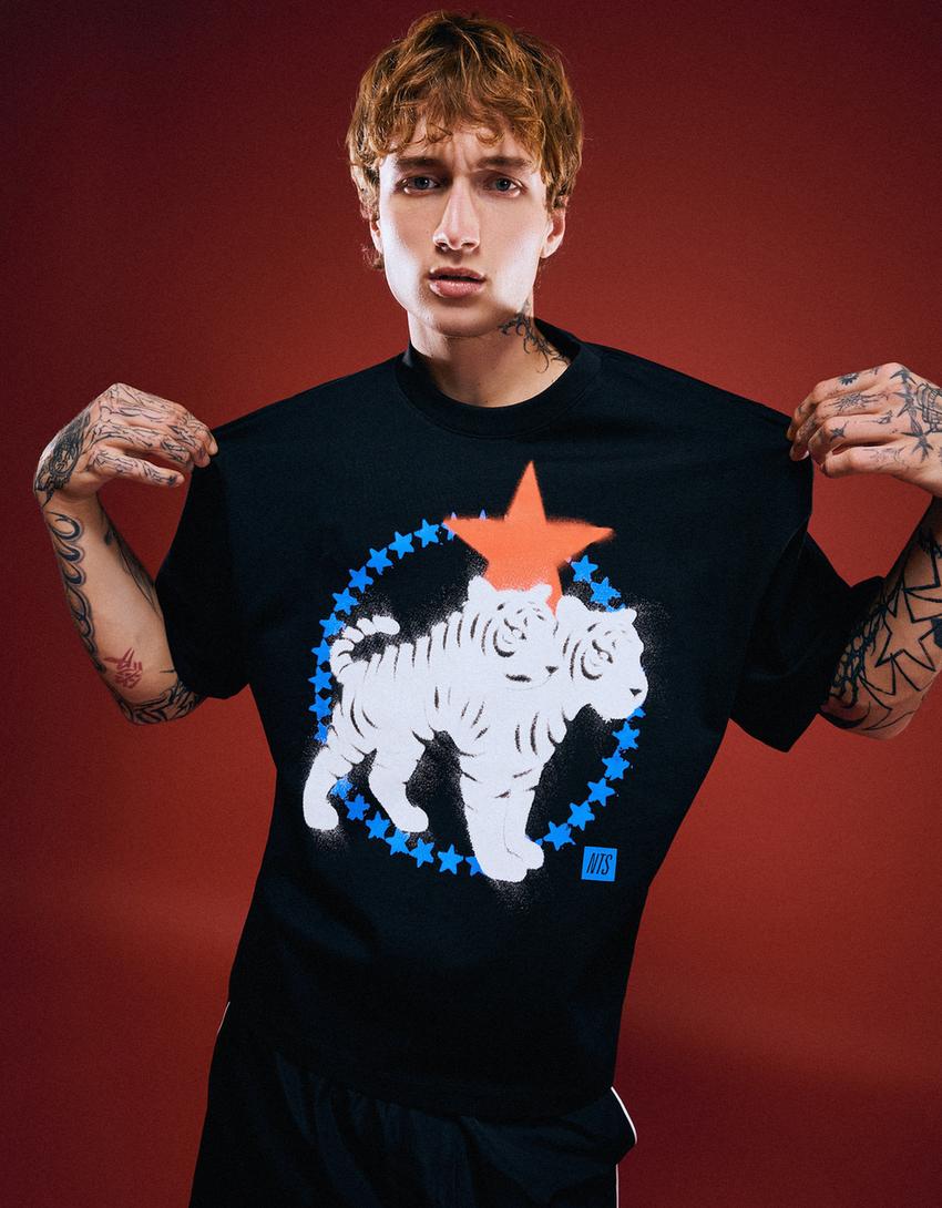 T-shirt NTS Nusar 3000 Boxy fit manga curta estampado-Preto