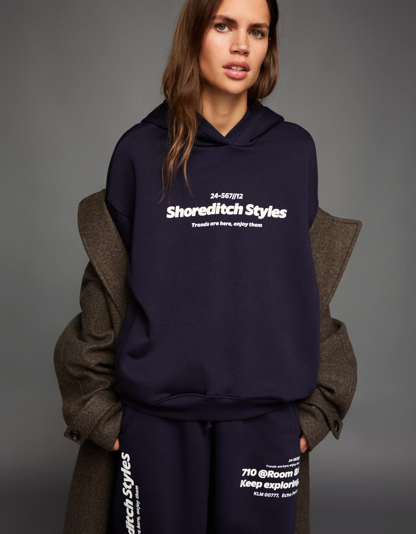 Bershka bluza z kapturem z nadrukiem granatowy