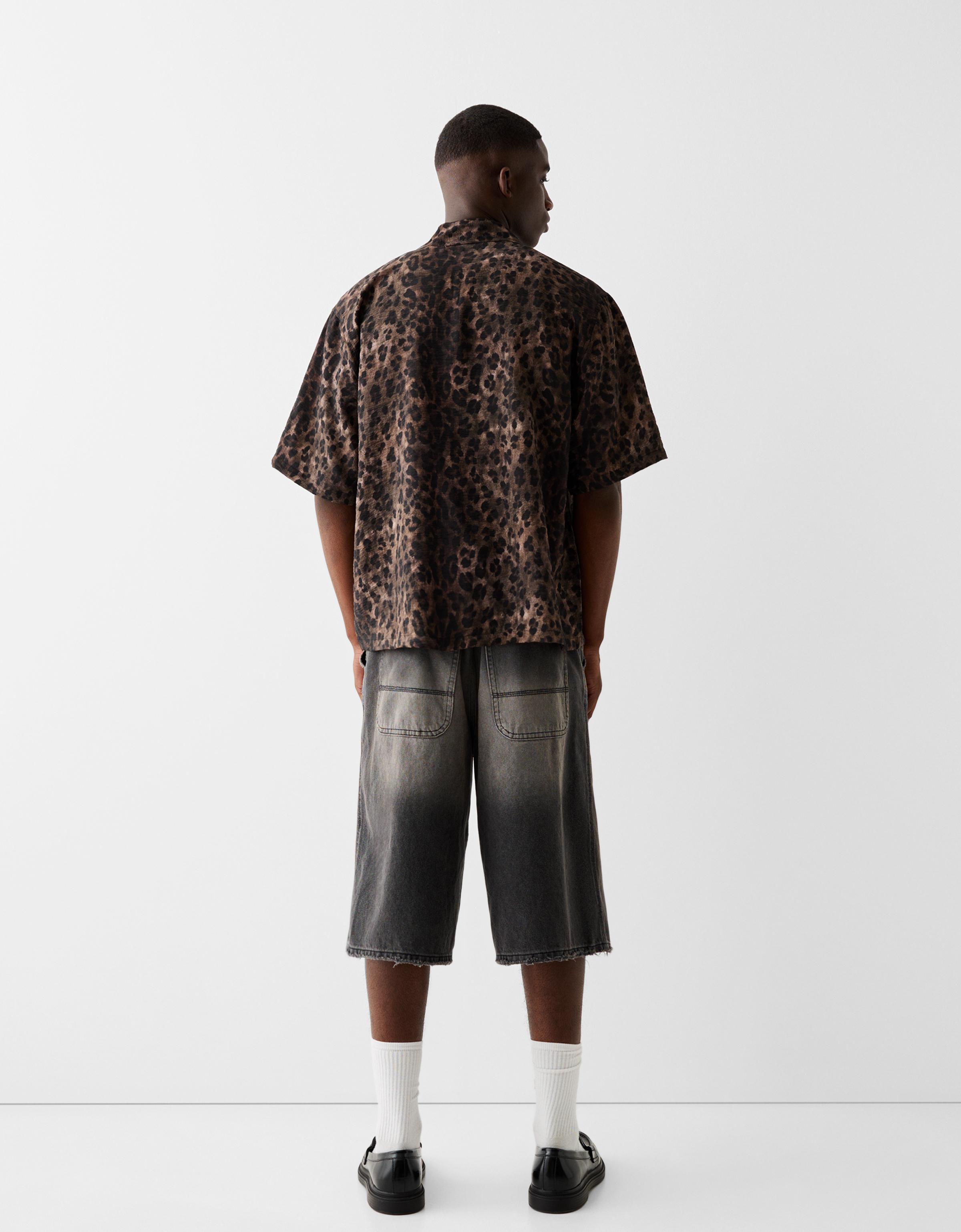 Camisa manga corta animal print Hombre Bershka