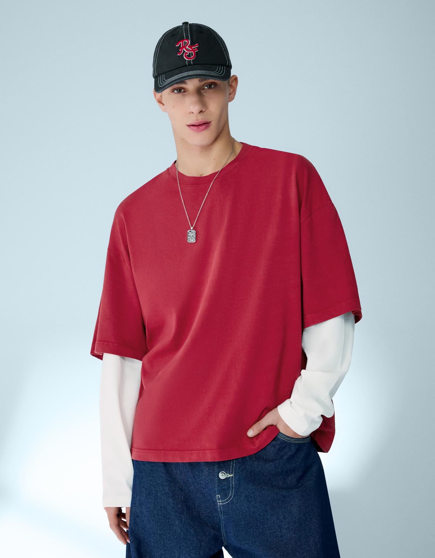 Bershka dwuwarstwowa koszulka z nadrukiem na rękawach czerwony