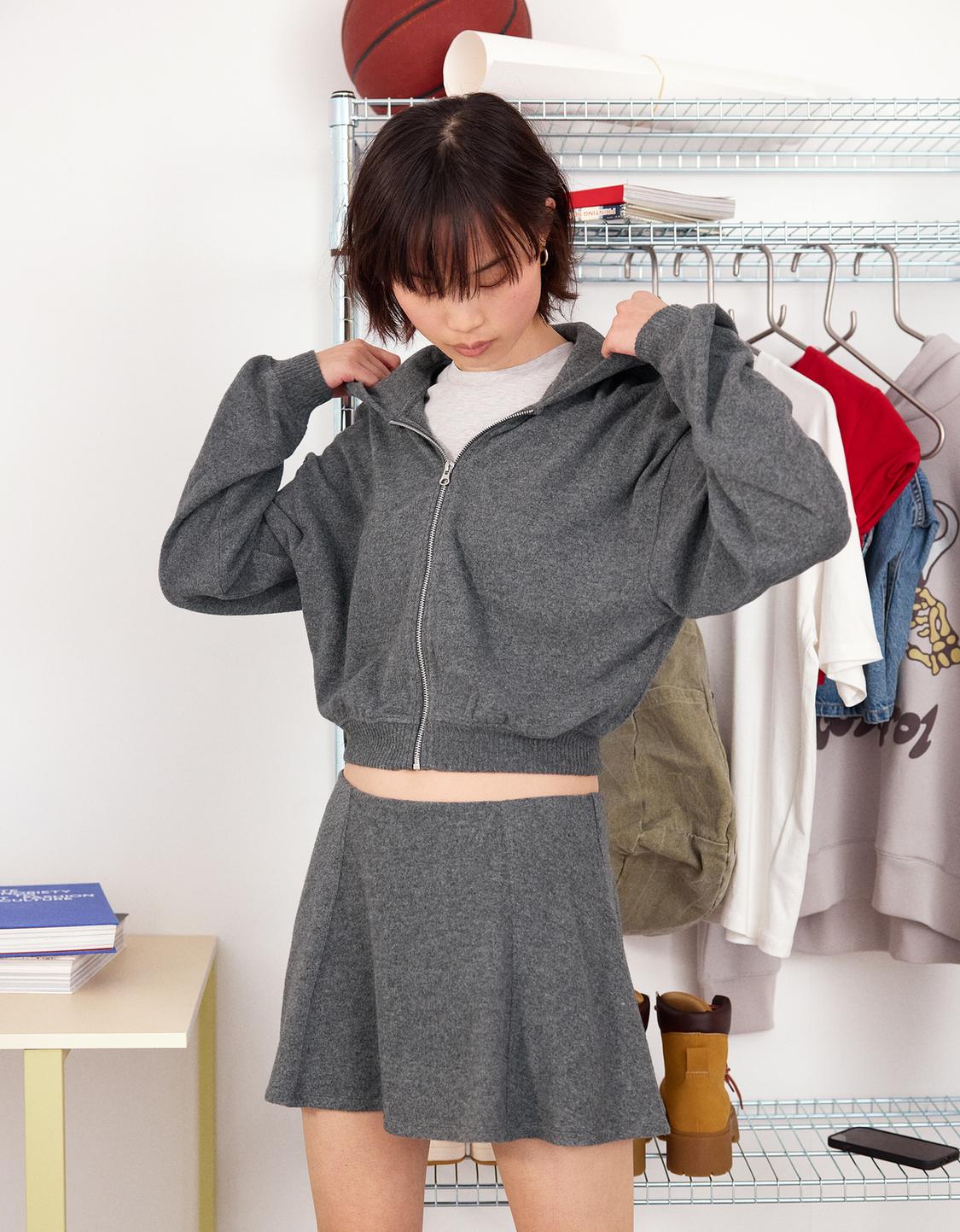 Hooded jacket with zip