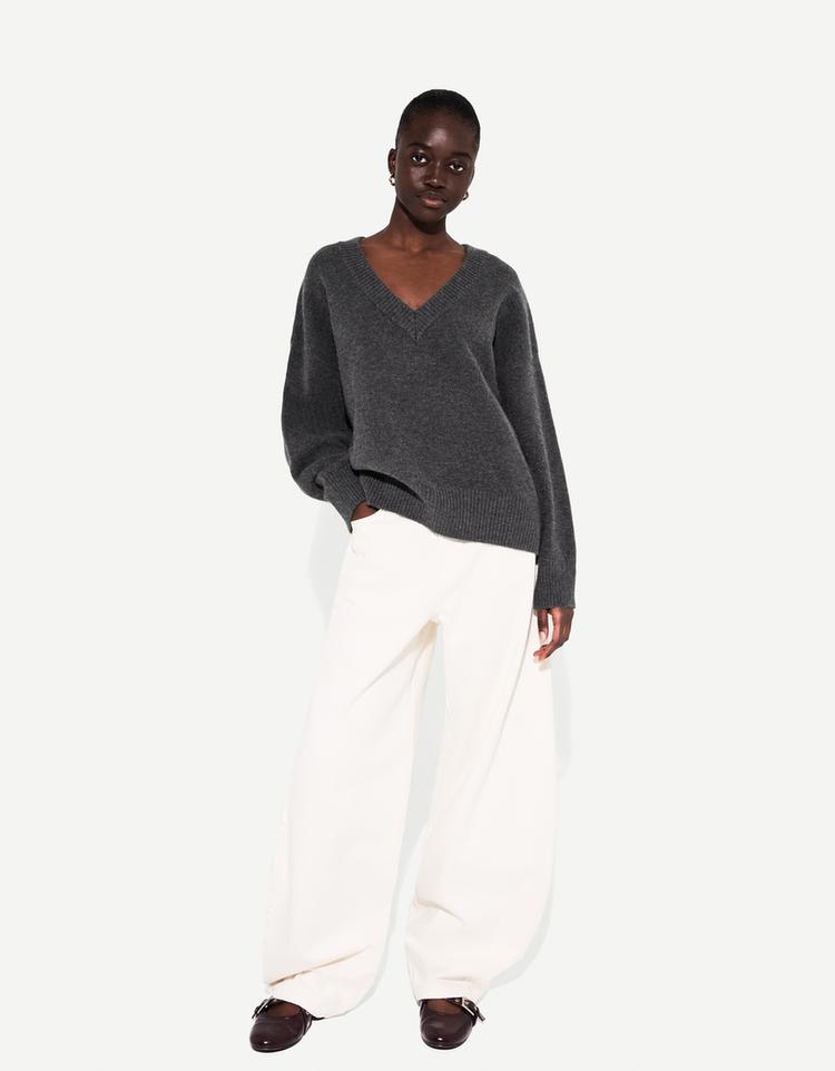Sweter oversize z dekoltem w serek