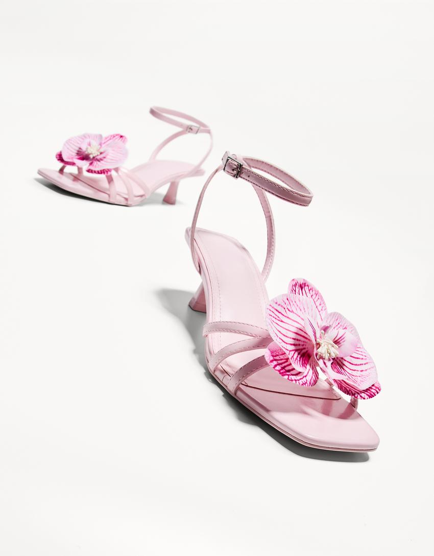 Sandal tumit kucing dengan detail motif bunga-MERAH MUDA