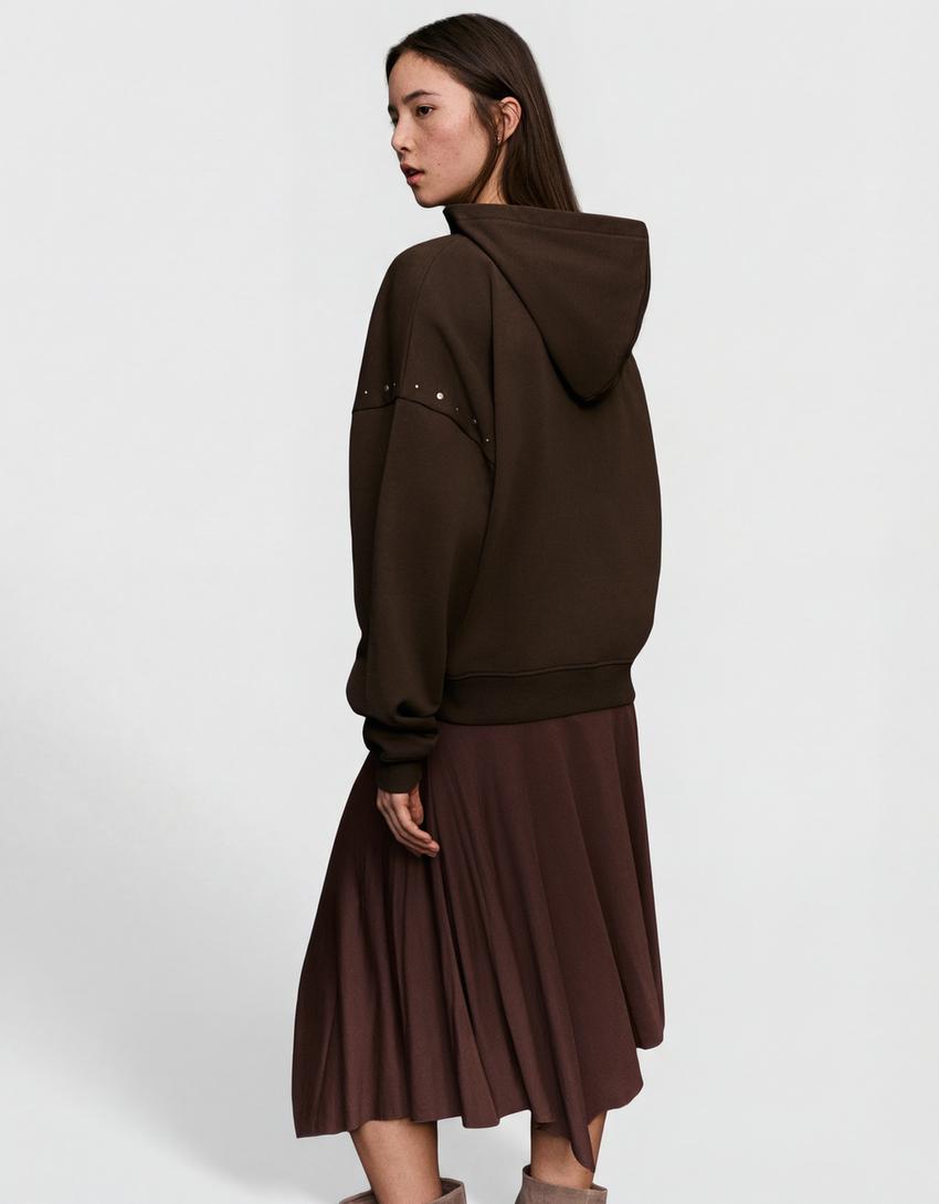 Hoodie med dragkedja och nitar-Brun