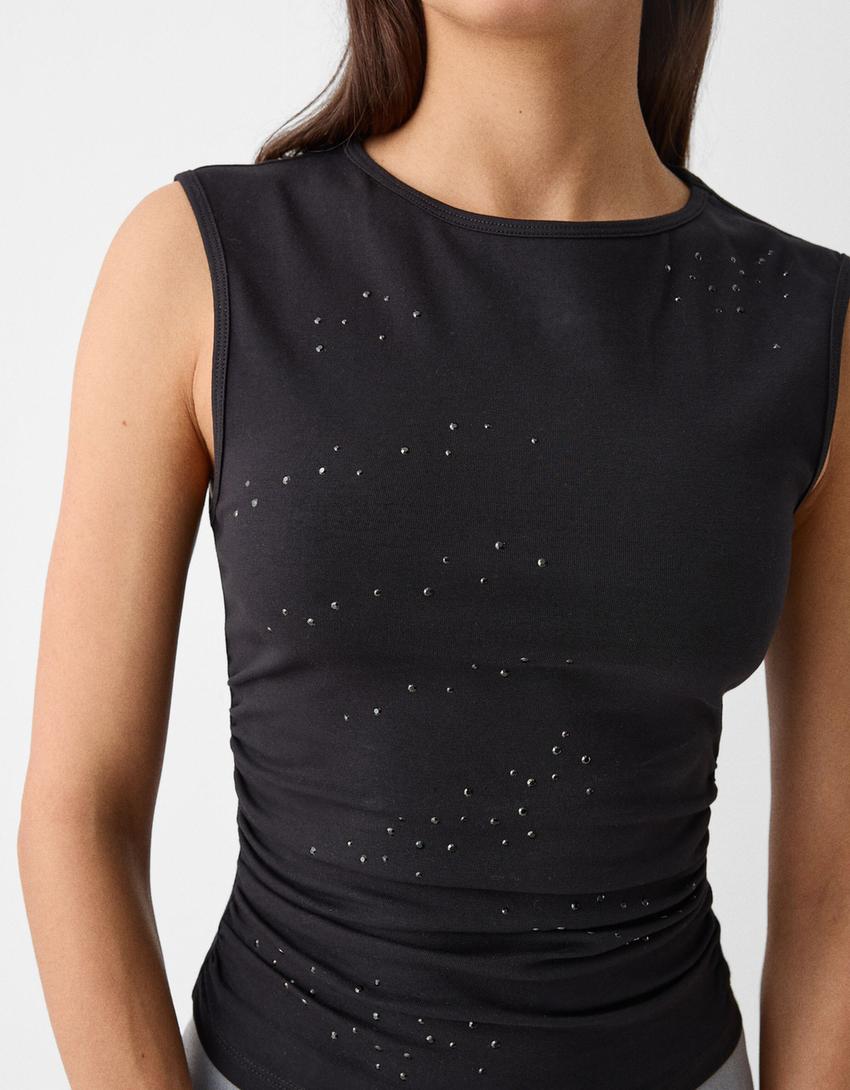 تيشرت بدون أكمام بتفاصيل بزمة-أسود-2