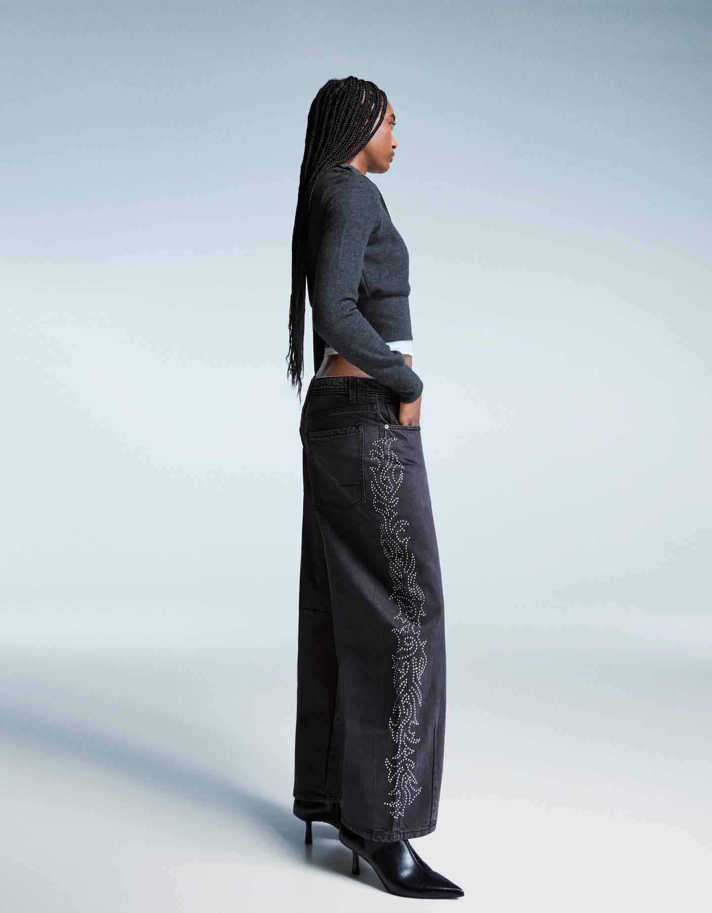 Bershka spodnie o kroju barrel z błyszczącym zdobieniem szary