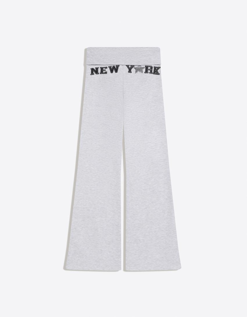 Pantalón felpa flare parche-Gris