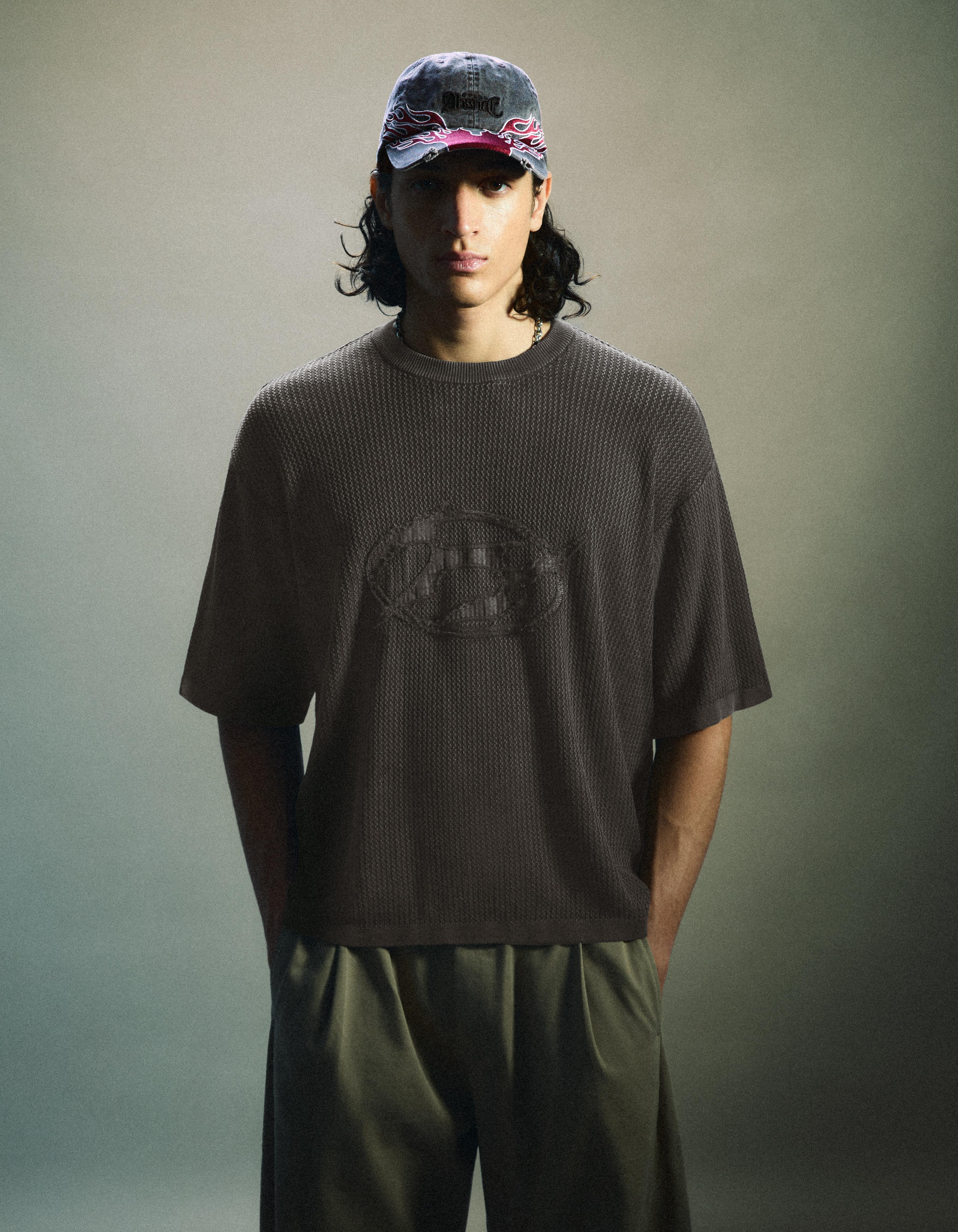 Bershka Camiseta Manga Corta Efecto Lavado Parches Hombre Gris