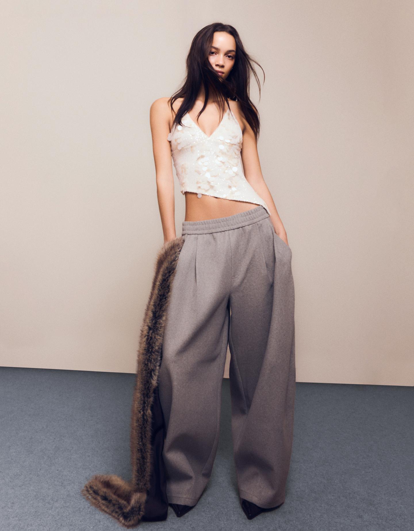 Bershka asymetryczny top na ramiączkach z cekinami biały złamany