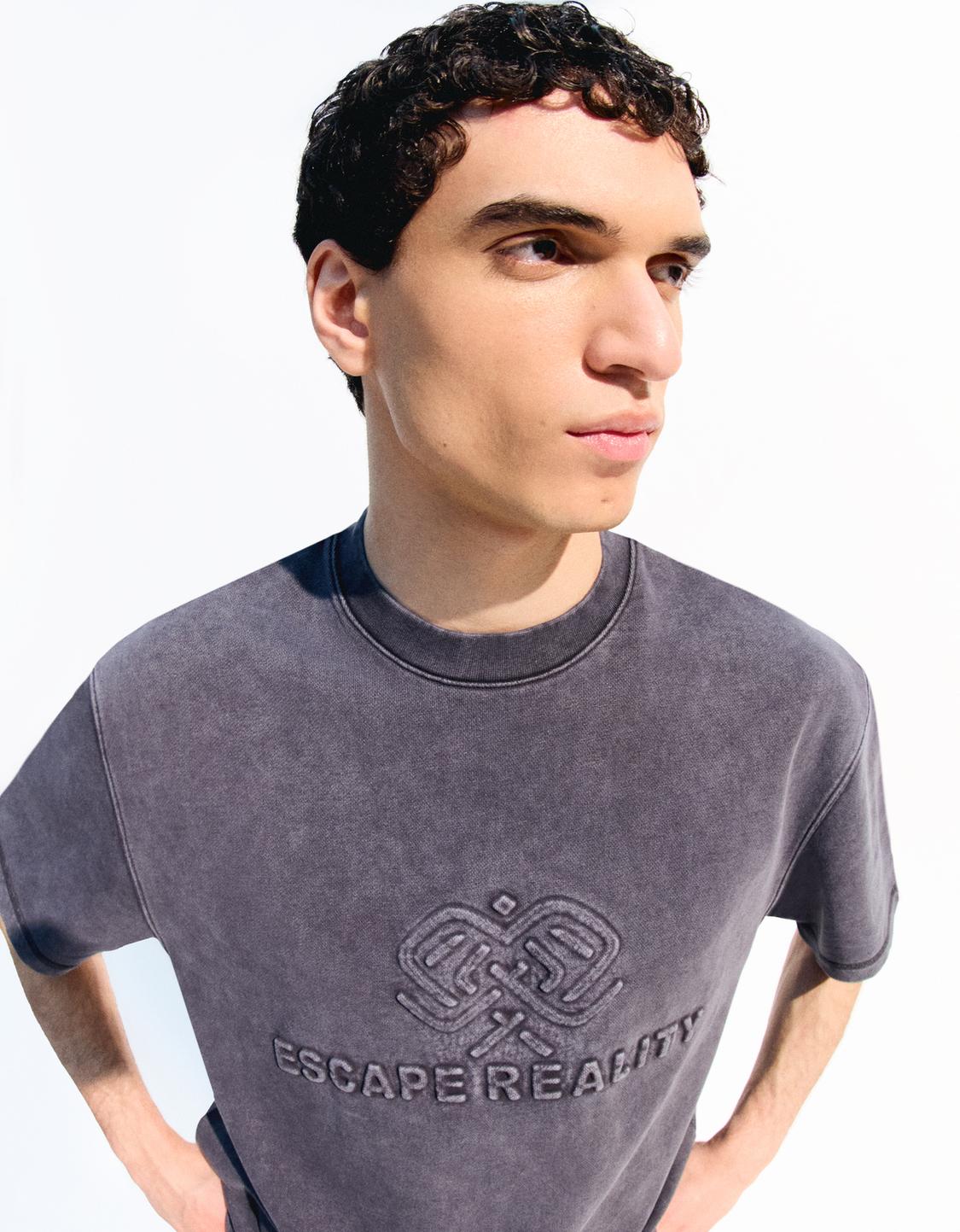 Embroidered plush short sleeve T-shirt