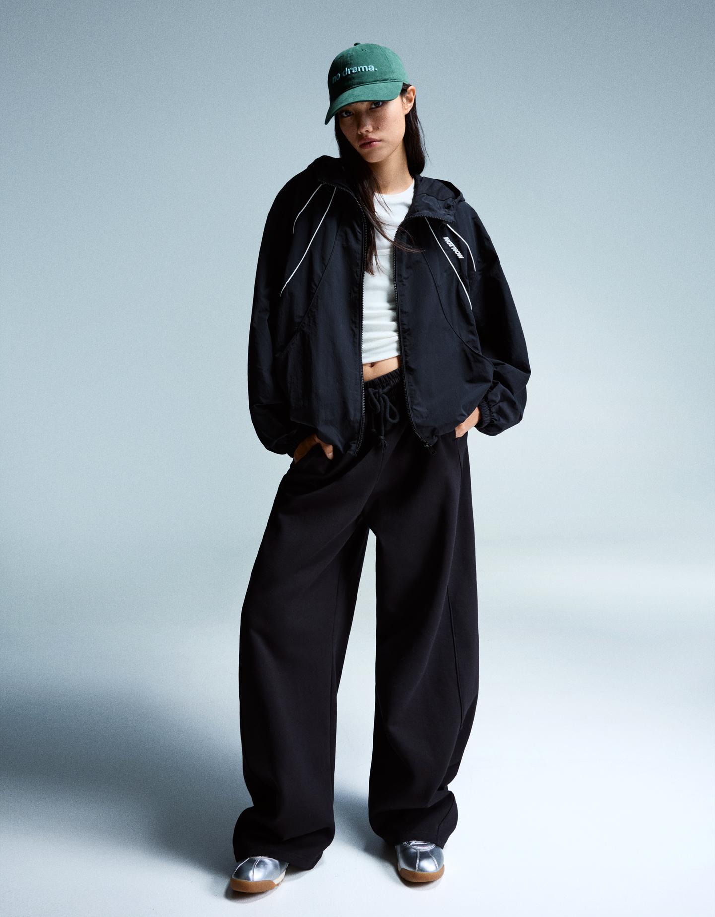 Bershka lekka kurtka z kapturem czarny