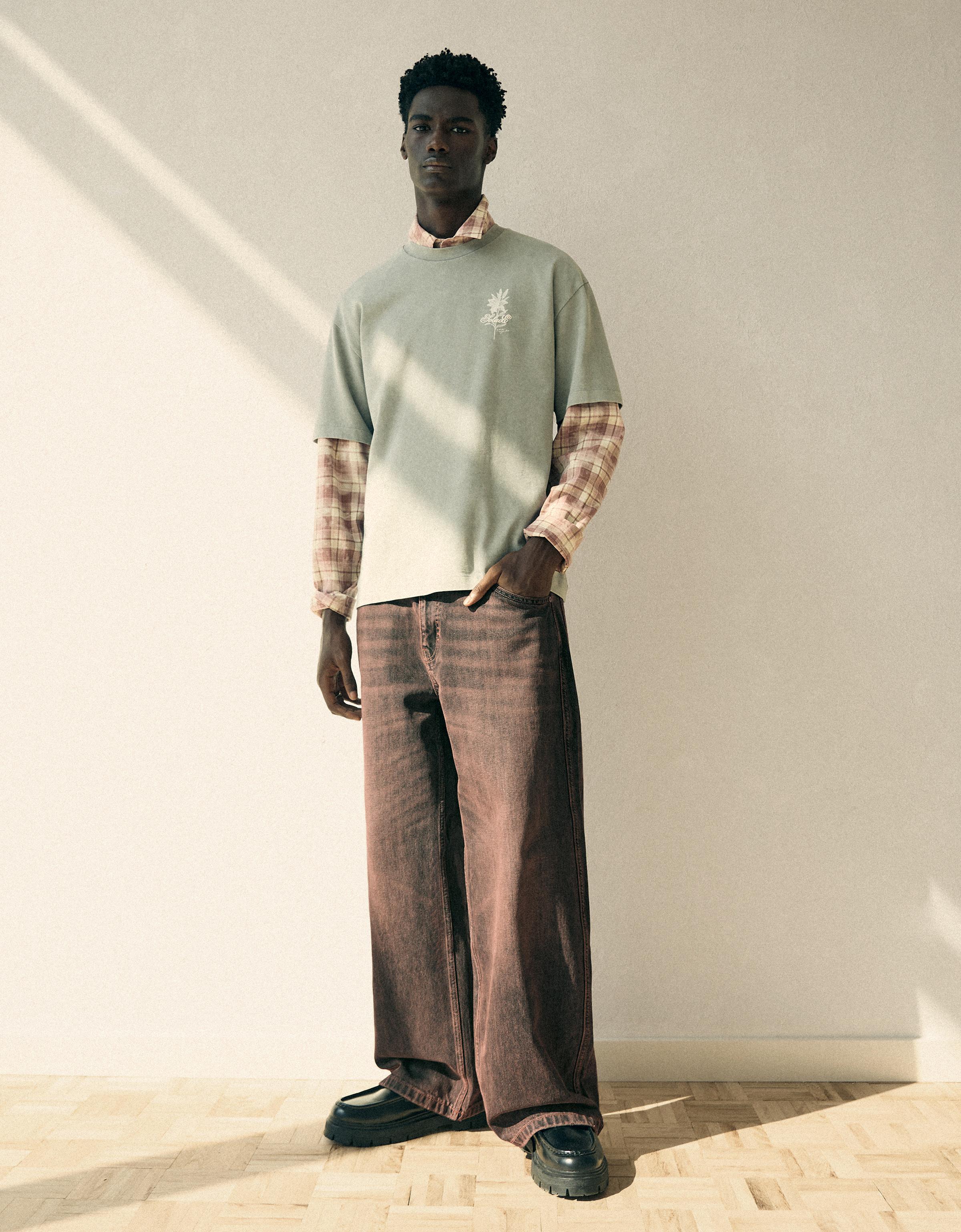 Bershka Jeansy O Kroju Baggy Skater Mężczyzna 32 Brązowy