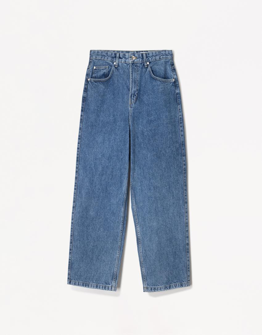 Loose-fit baggy jeans