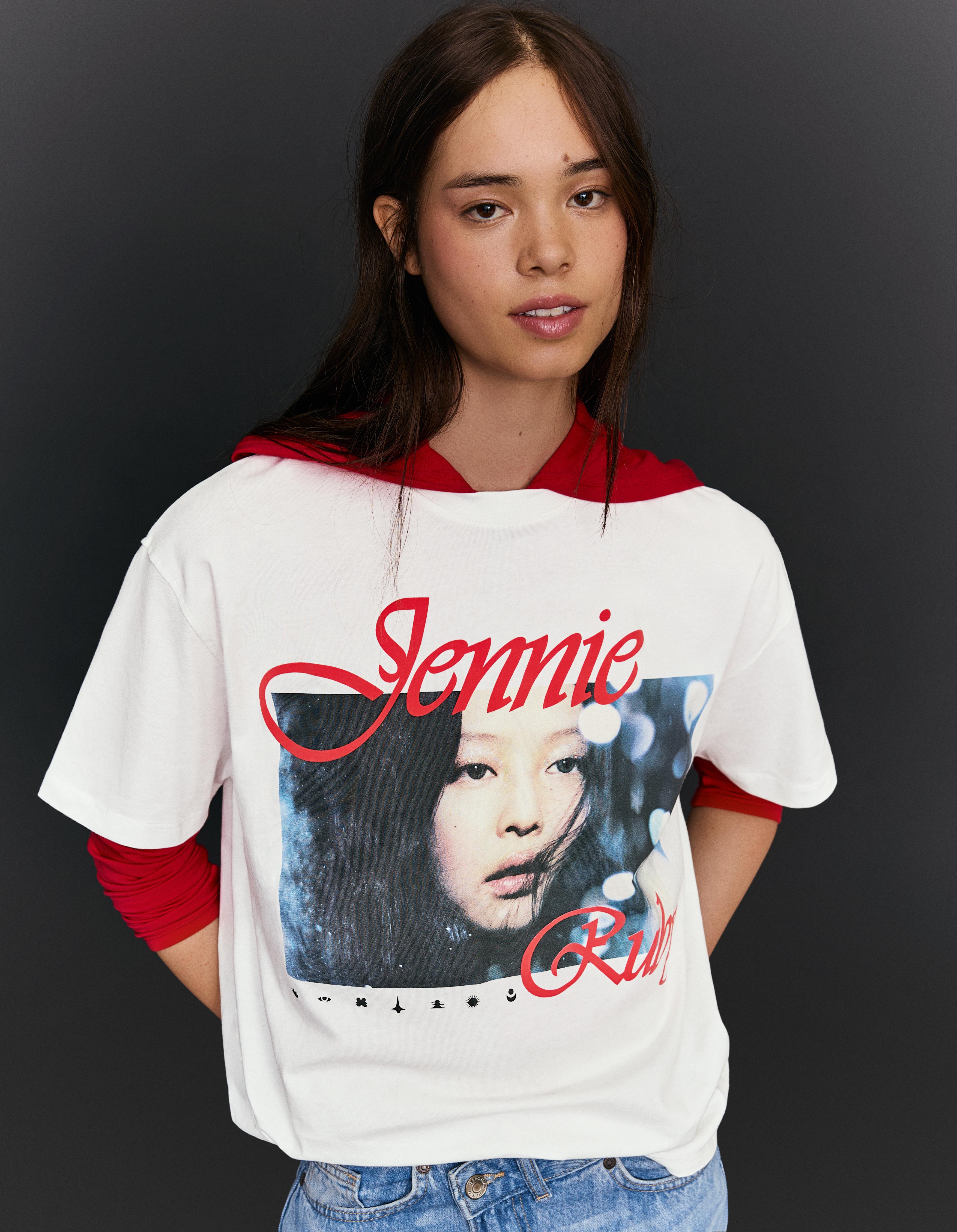 Bershka T-Shirt Jennie Ruby Mit Kurzen Ärmeln Und Oversize-Print Damen S Grbrochenes Weiss