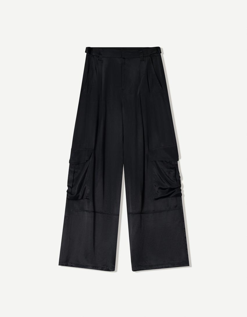 Pantalón wide leg cargo satén-Negro-3