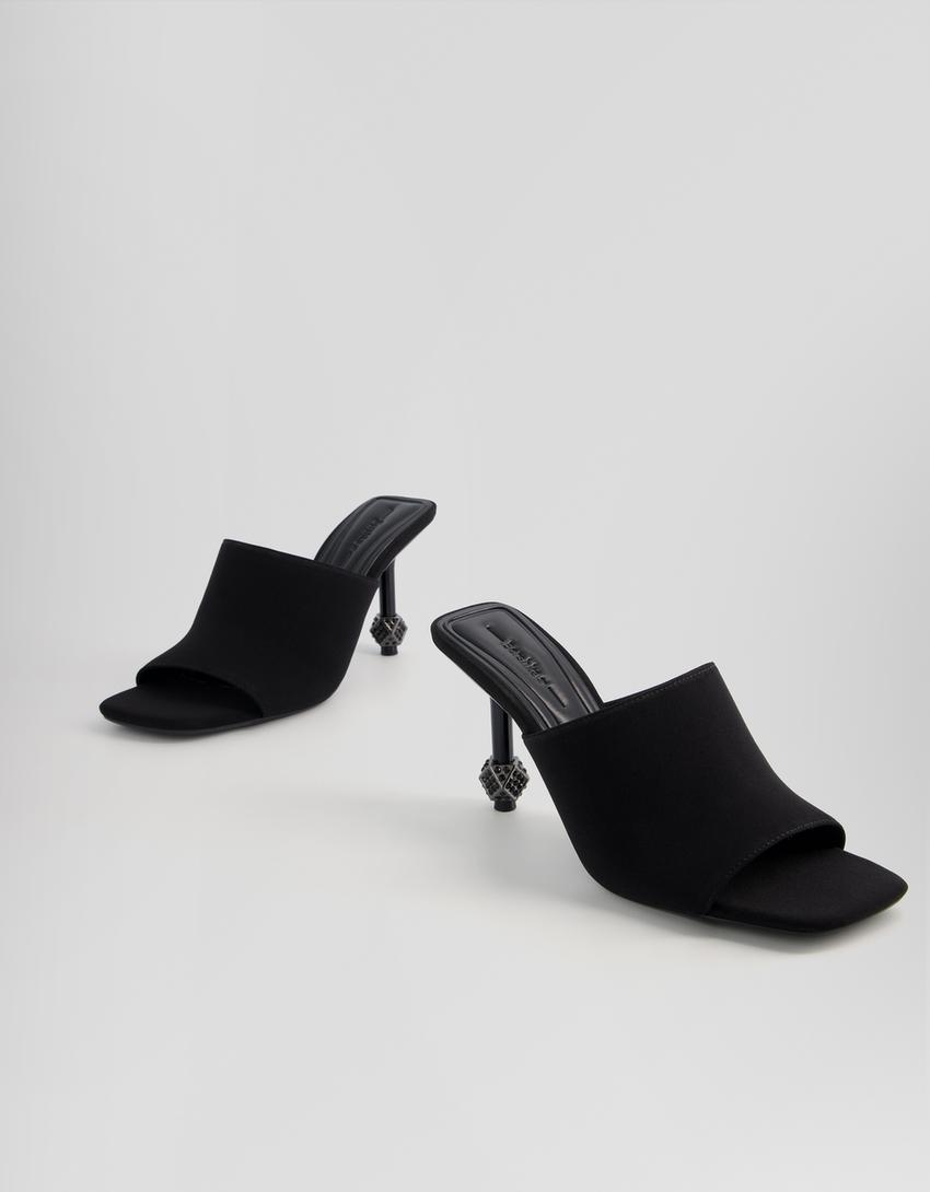 خف عالي الكعب بتفصيل على الكعب-أسود