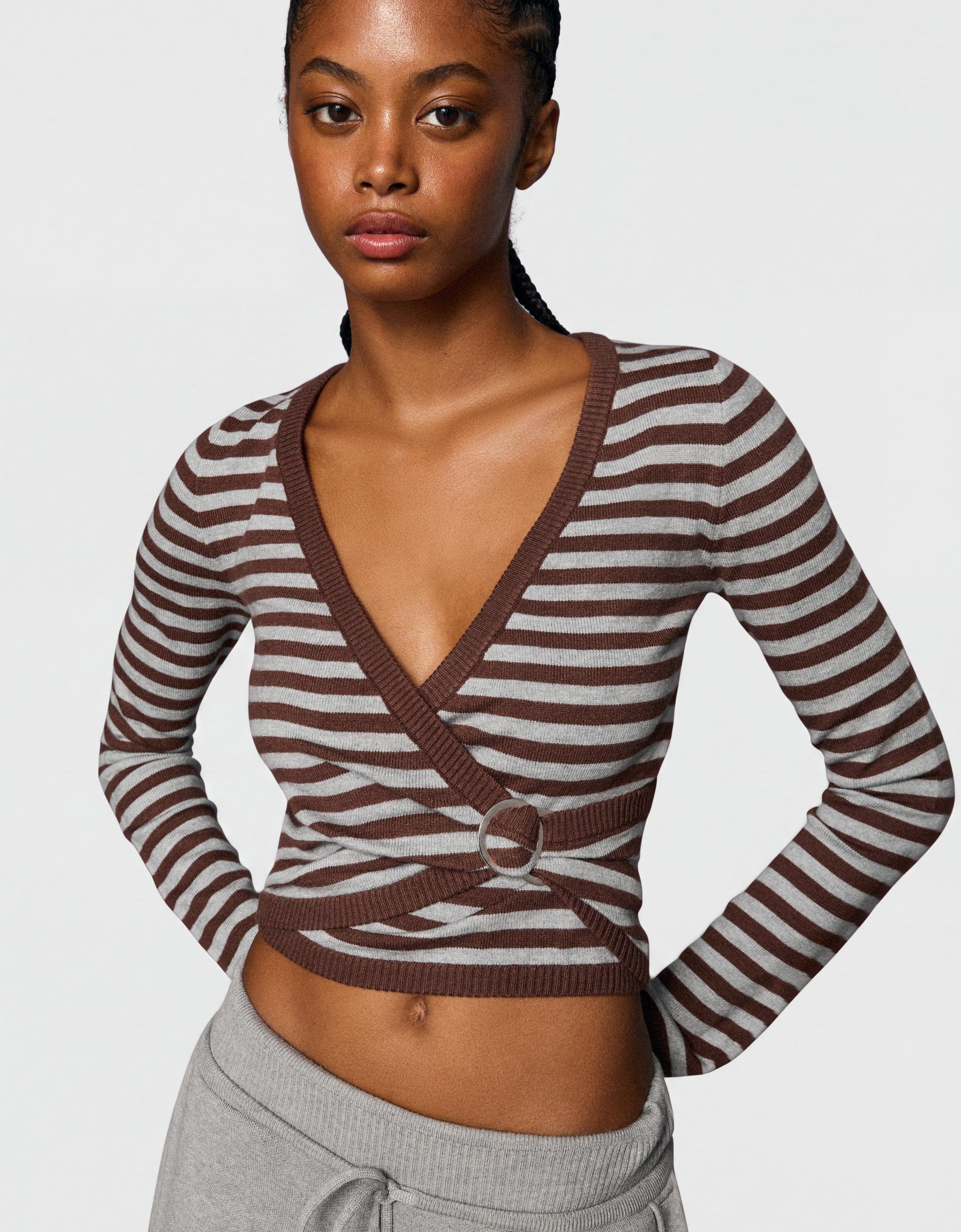 V-neck jumper with buckle