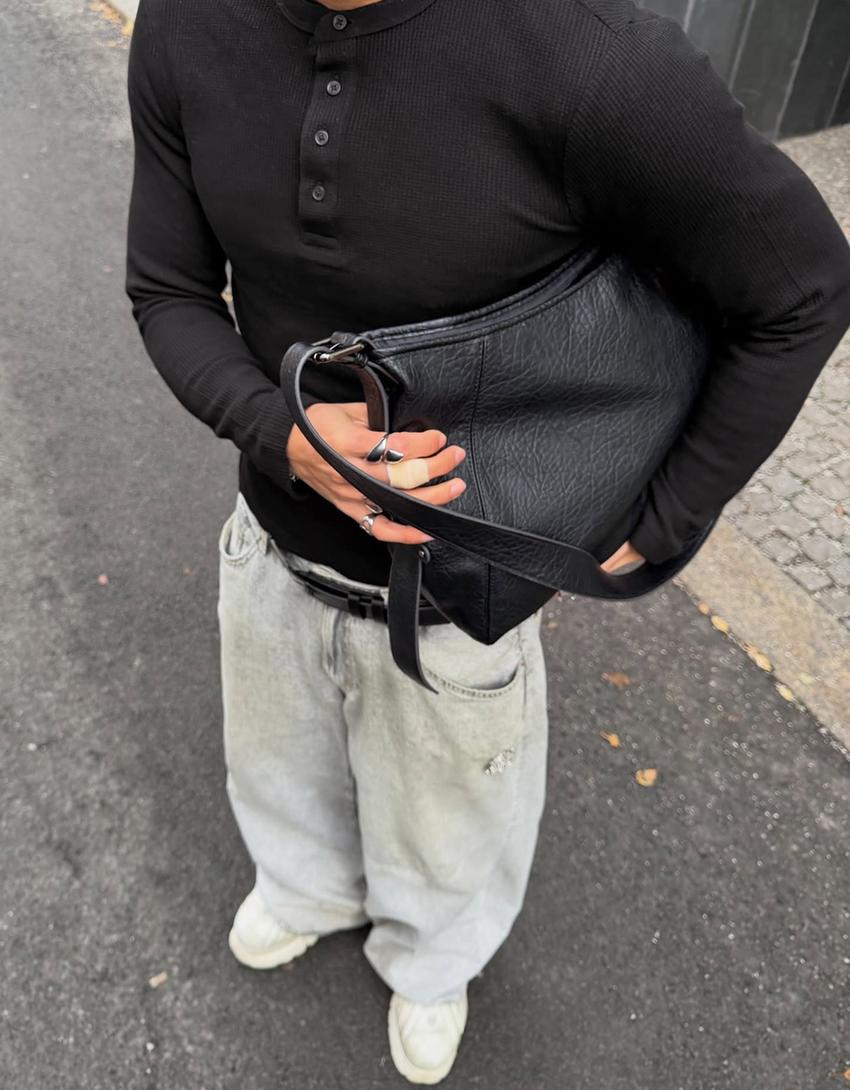 تيشرت ضيق بقصة هنلي وأكمام طويلة-أسود