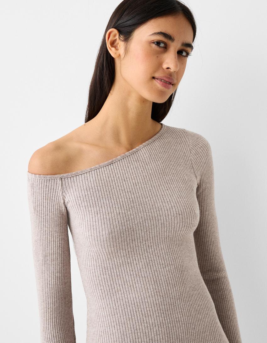 فستان قصير محاك بأكمام طويلة وفتحة عنق غير متماثلة-بيج-2