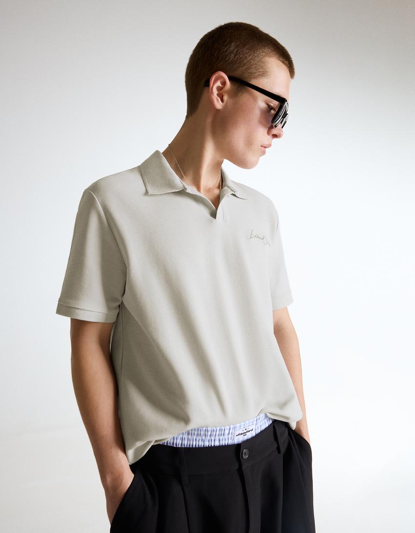 قميص بولو بأكمام قصيرة وملمس بارز وتطريز-حجري