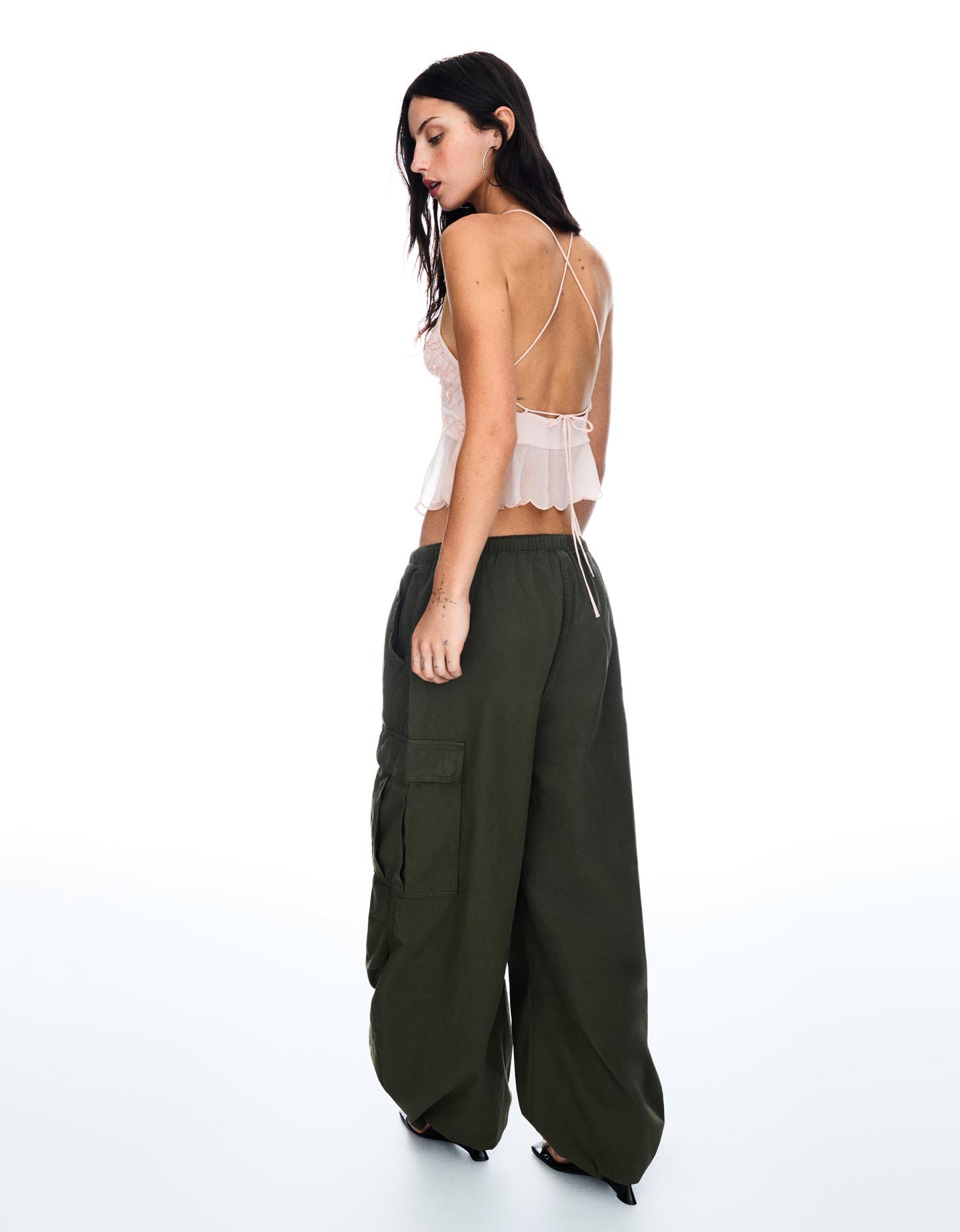 Bershka top na ramiączkach o krótszym kroju z haftem różowy