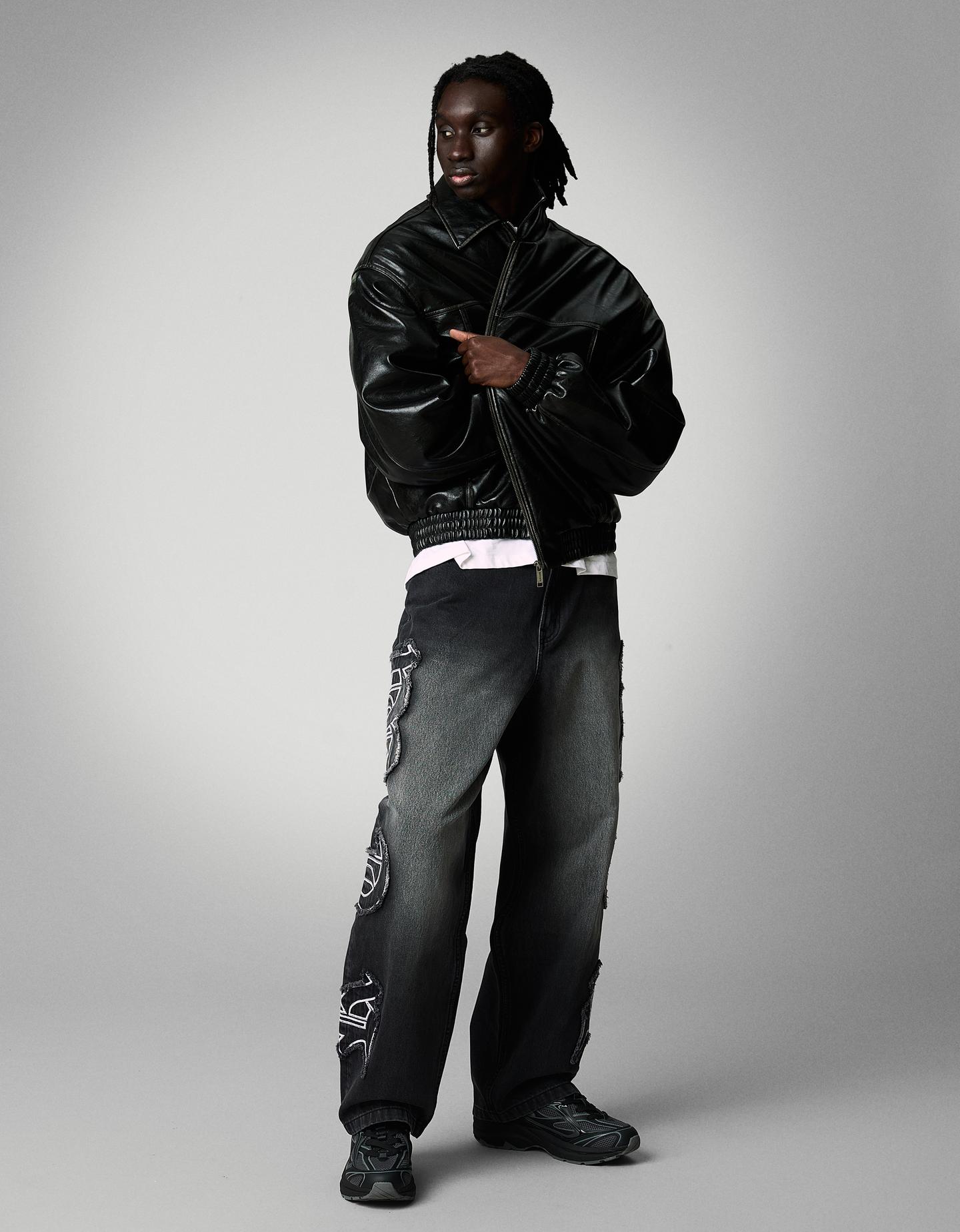 Bershka jeansy o kroju baggy z naszywką czarny