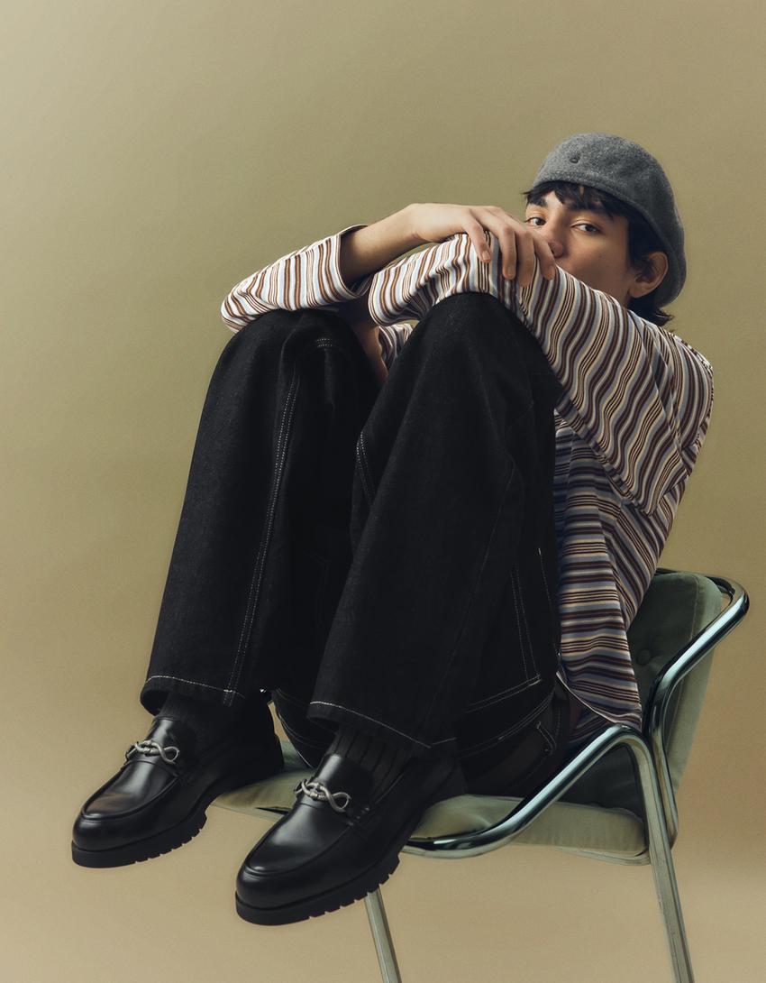 Mocasin med tofsdetalj-SVART