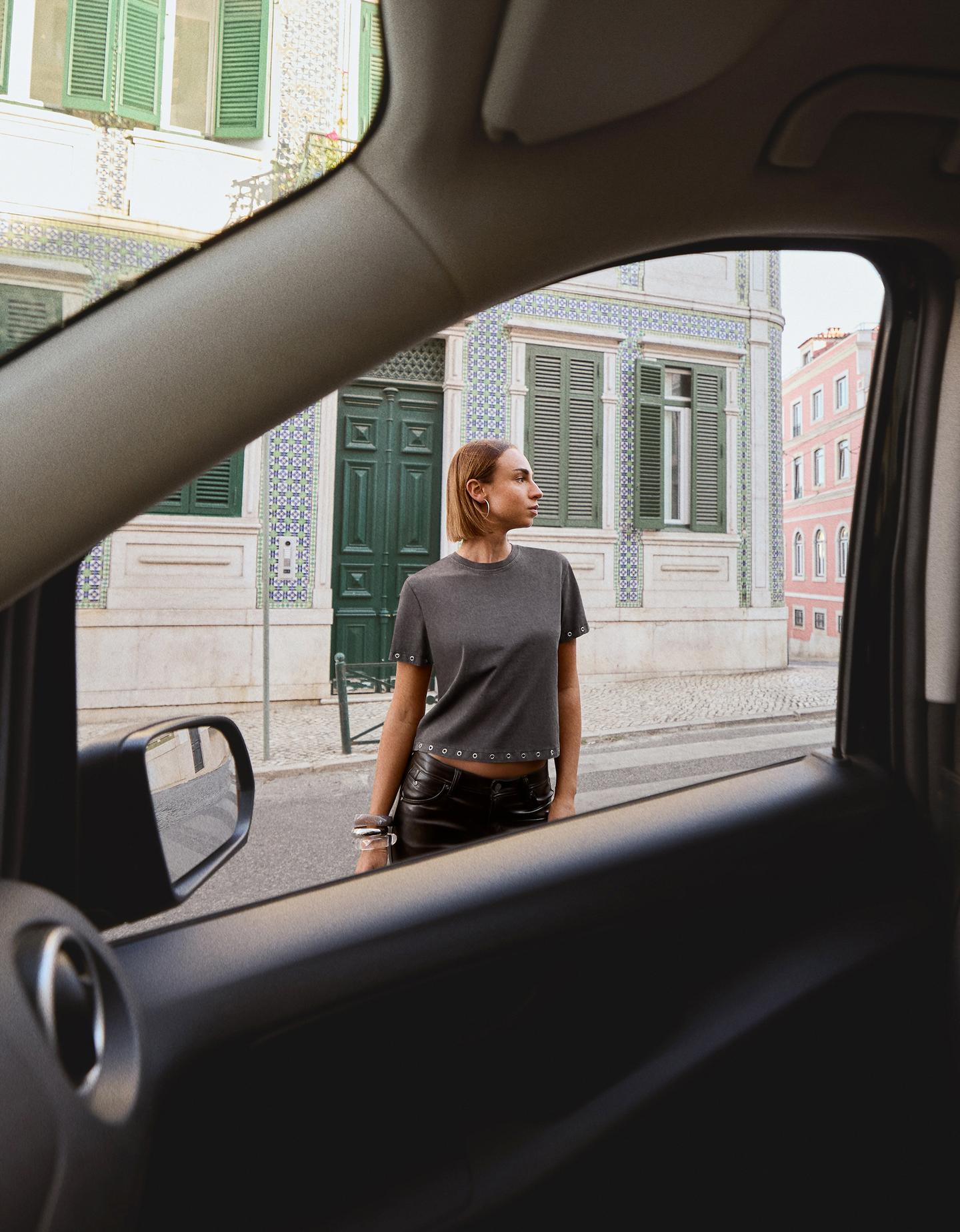 Bershka koszulka z krótkim rękawem z oczkami brązowy