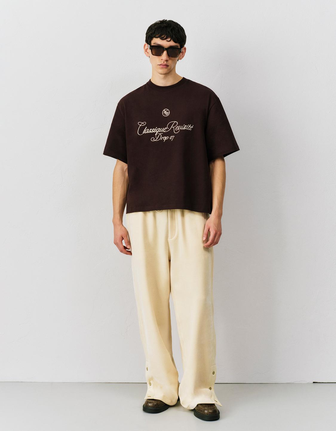 Short sleeve T-shirt with embroidery