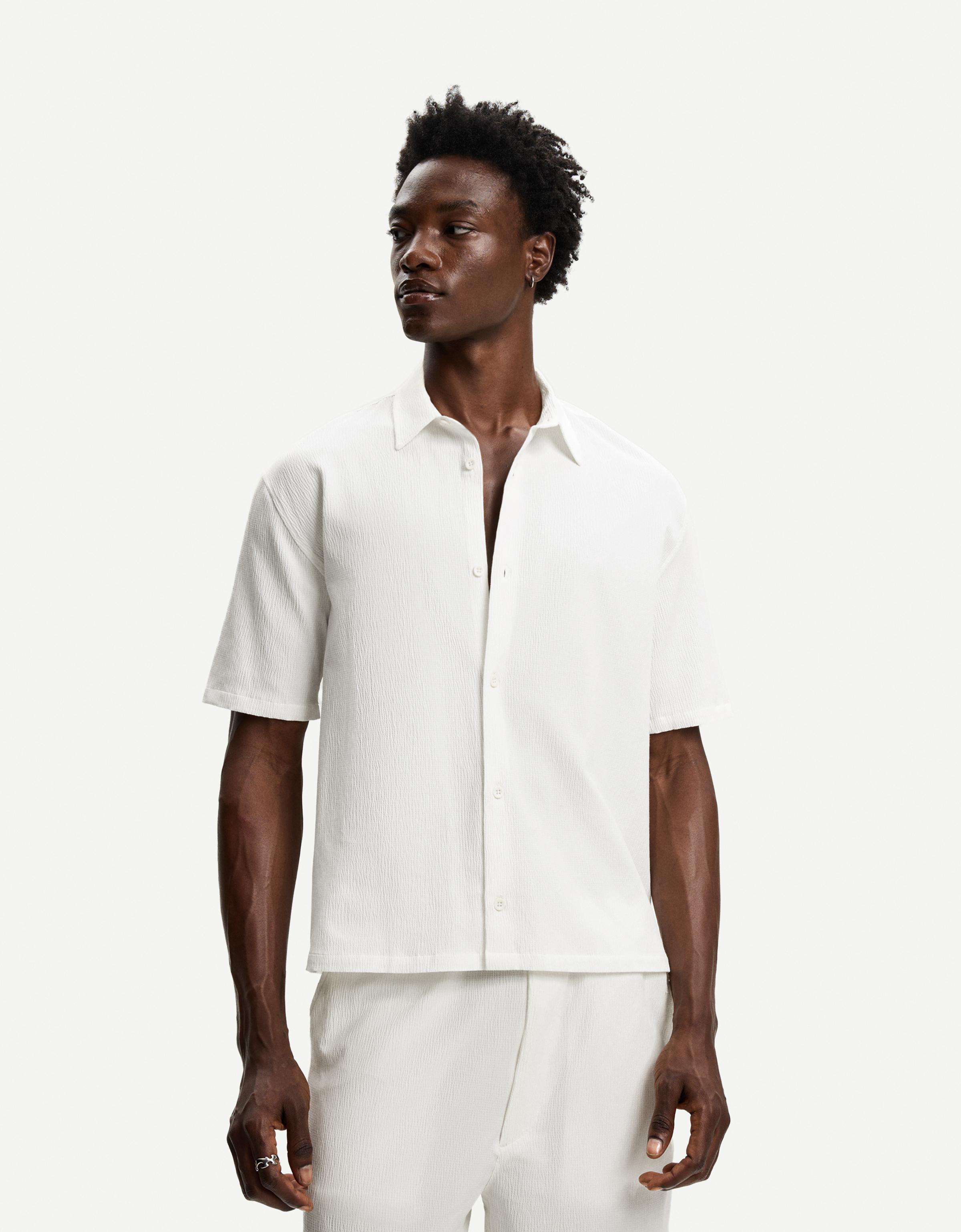 Bershka Plissiertes Hemd Mit Kurzen Ärmeln Herren S Grbrochenes Weiss