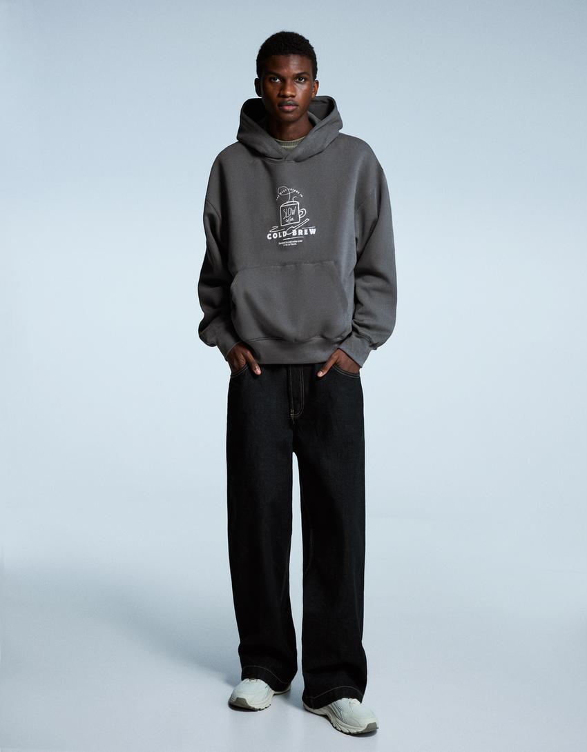 Džemperis ar apdruku un kapuci-Tumši pelēks