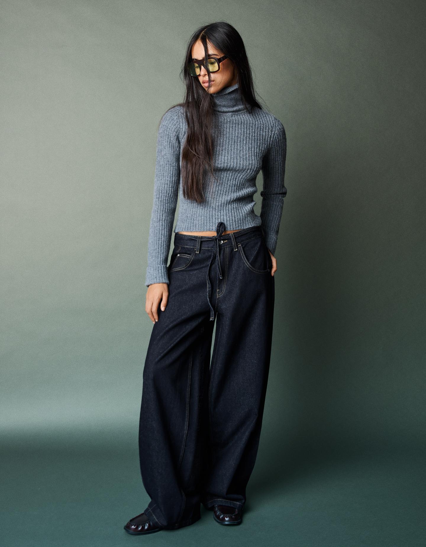 Bershka jeansy o kroju wide leg barrel z paskiem granatowy