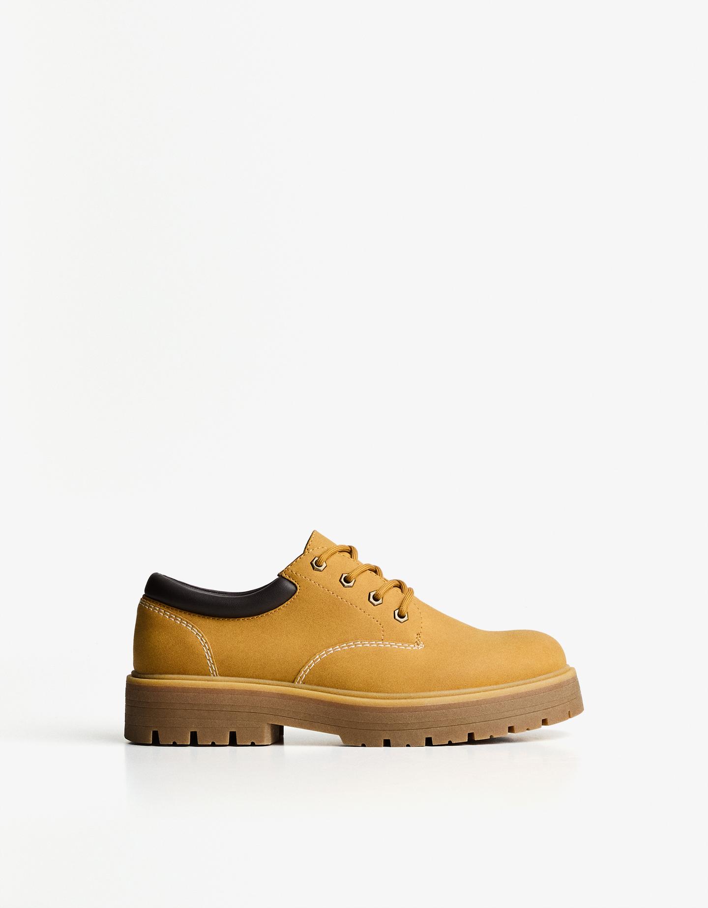 Bershka buty z pikowanym zdobieniem piaskowy