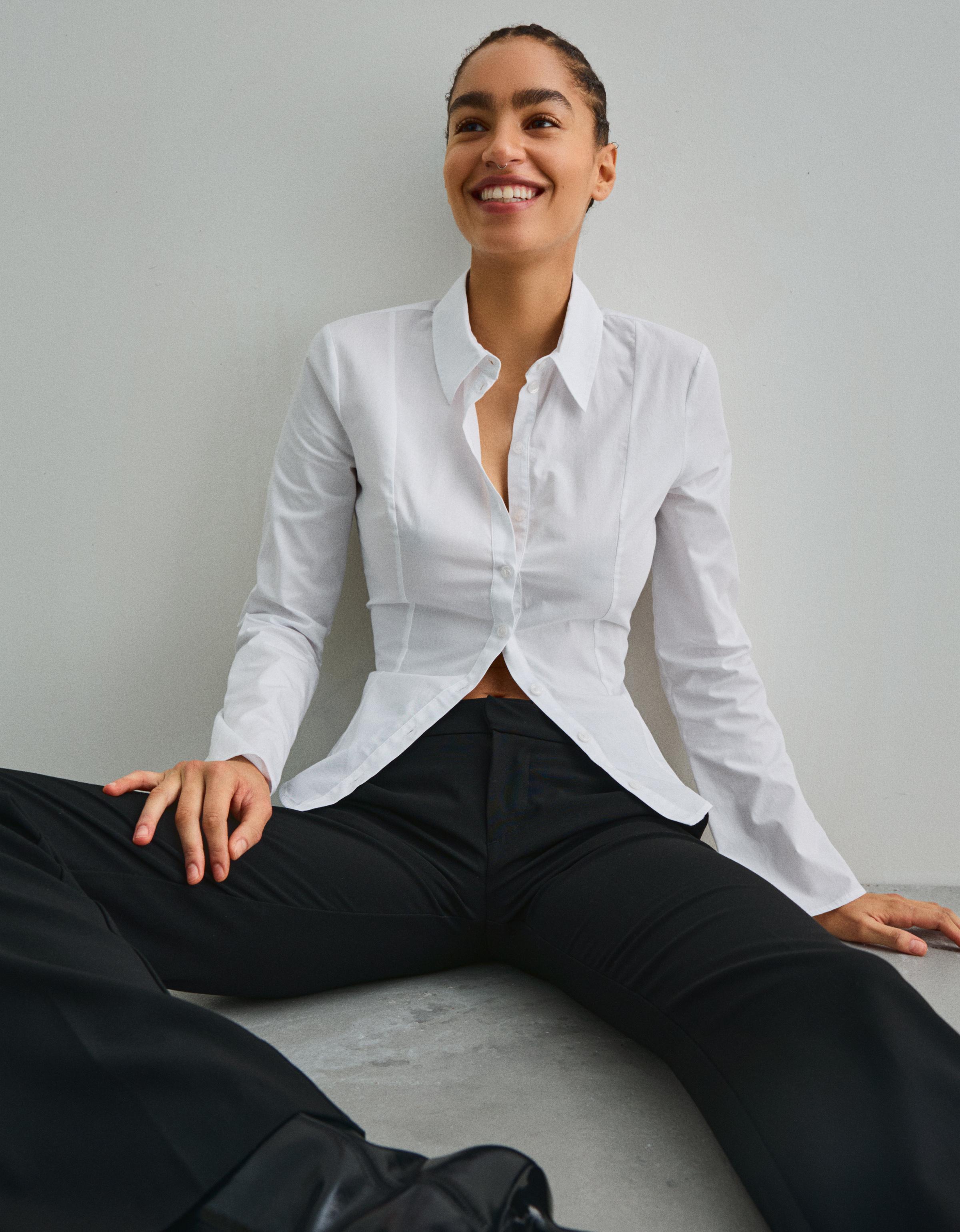 Bershka Figurbetontes Hemd Mit Ärmeln Im Schlaghosen-Stil Damen L Weiss