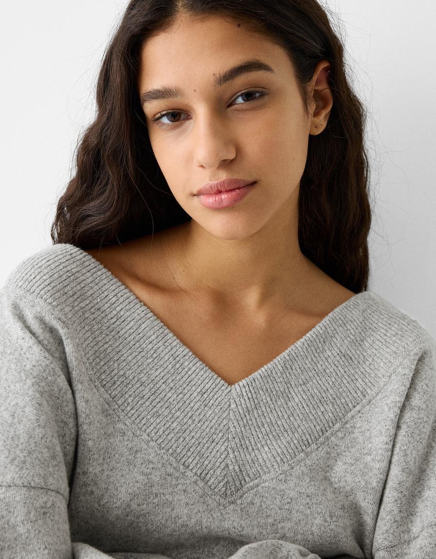 سويتر برقبة على شكل V-رمادي-2