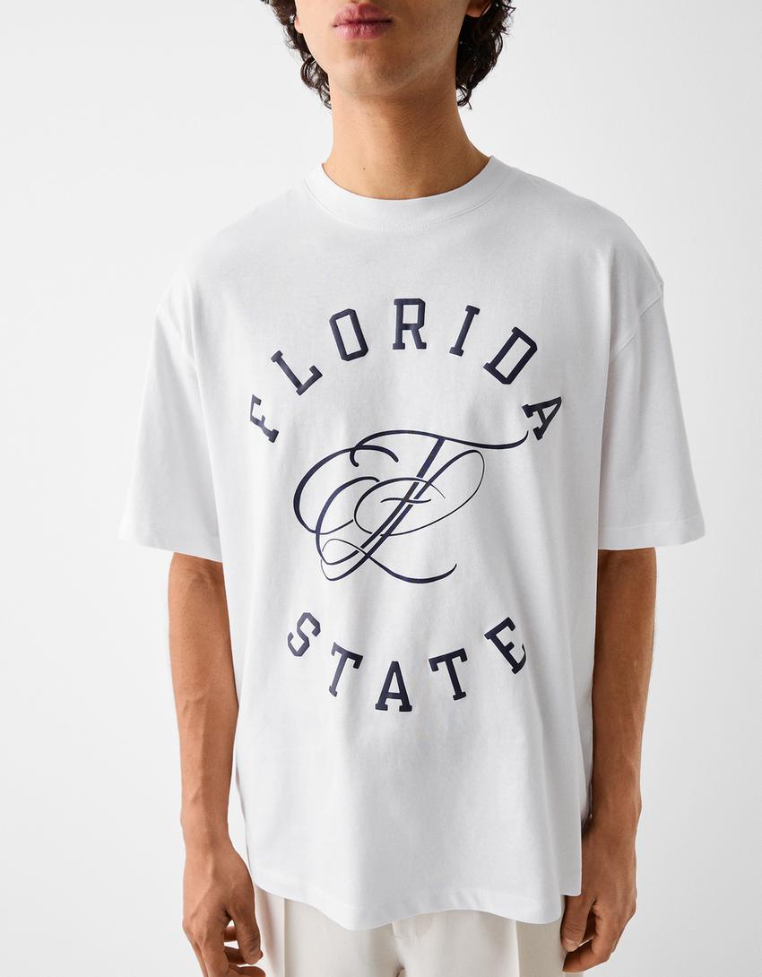 تيشرت بقصّة مربعة وأكمام قصيرة وطبعة-أبيض-2