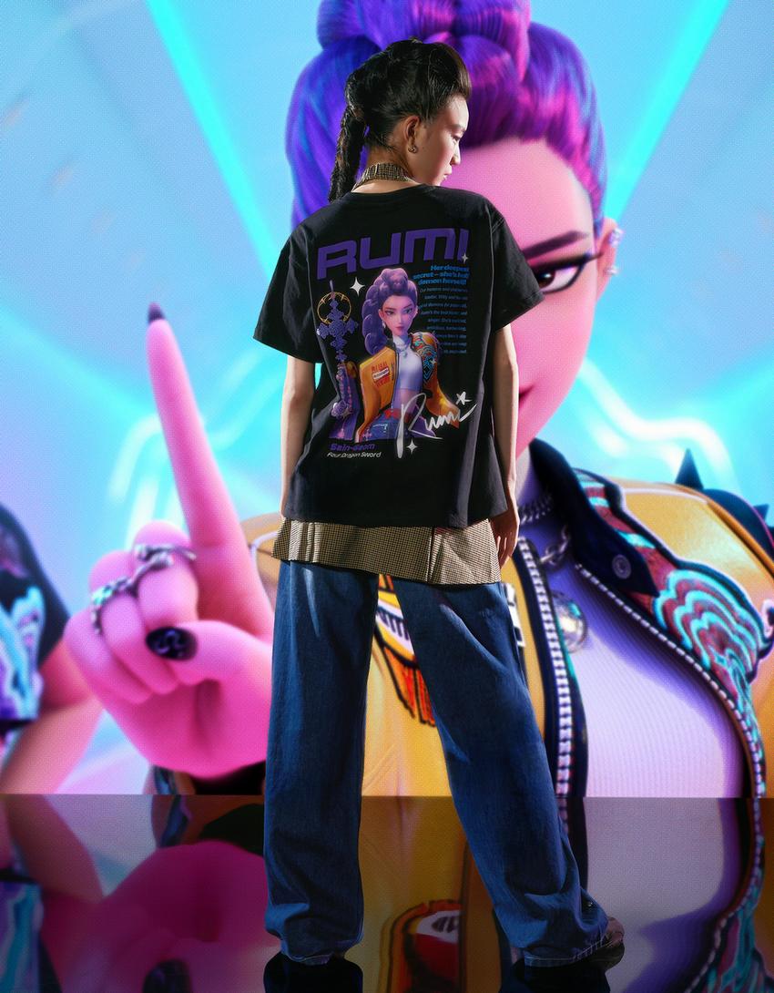 Camiseta KPop Demon Hunters Huntr/x manga corta print-Negro