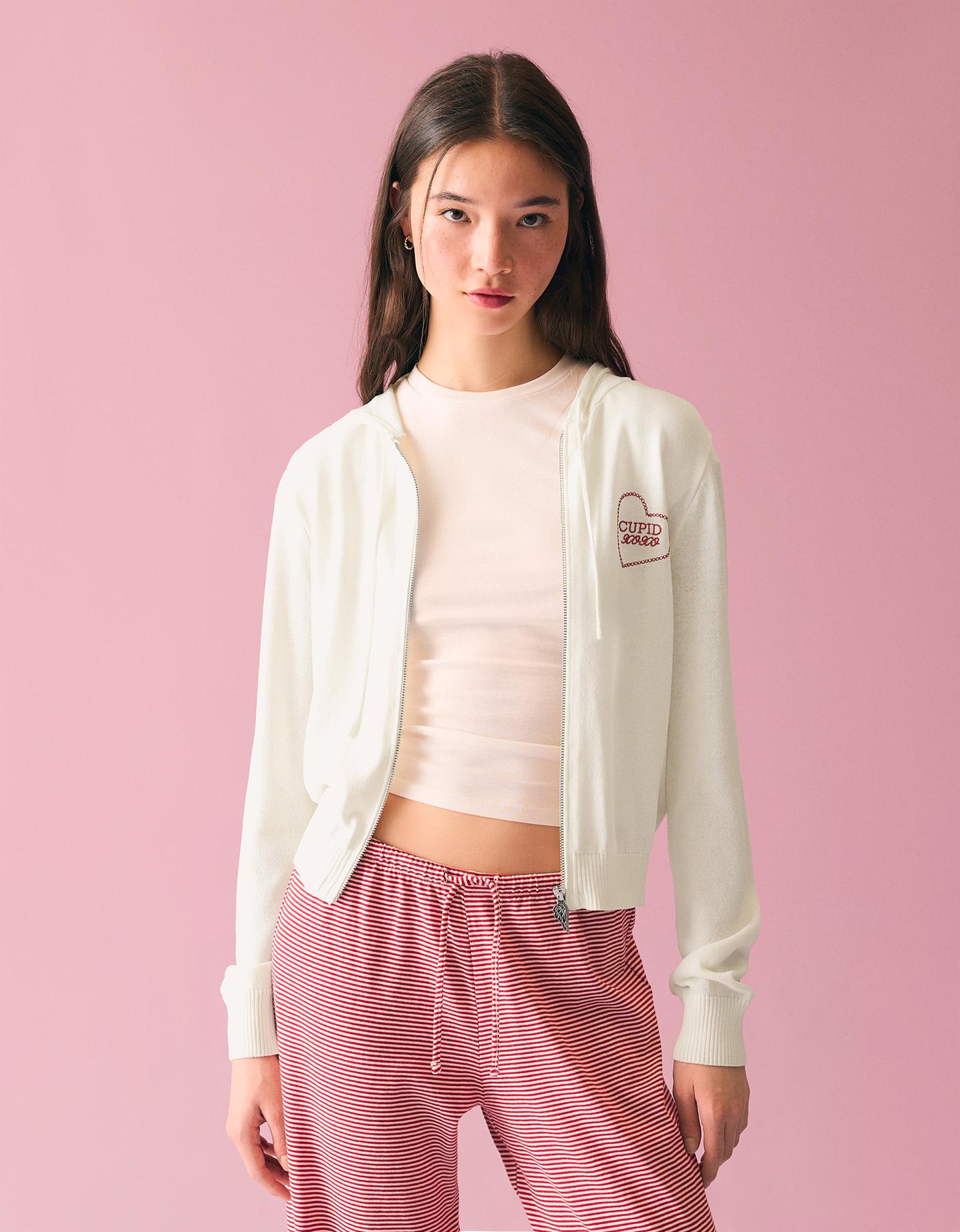 Bershka bluza z kapturem, suwakiem i nadrukiem kremowy