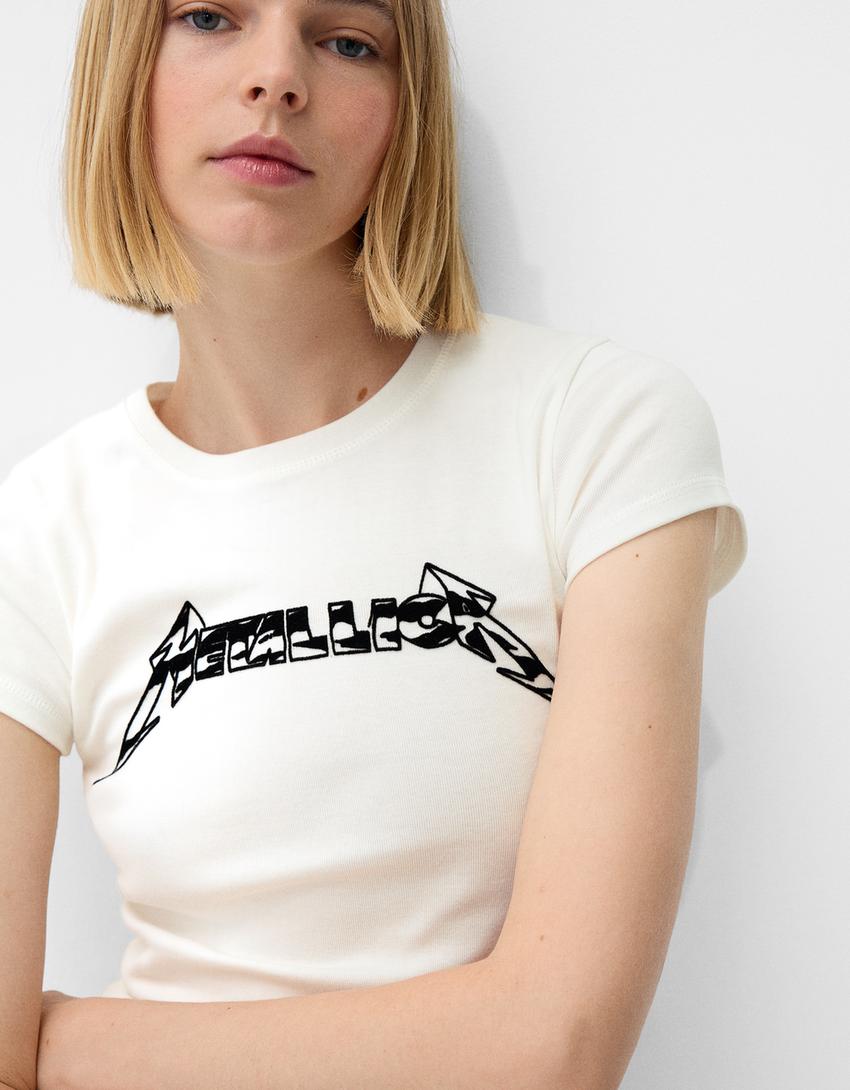 تيشرت ميتاليكا ضيق بأكمام قصيرة-أبيض مطفي-5