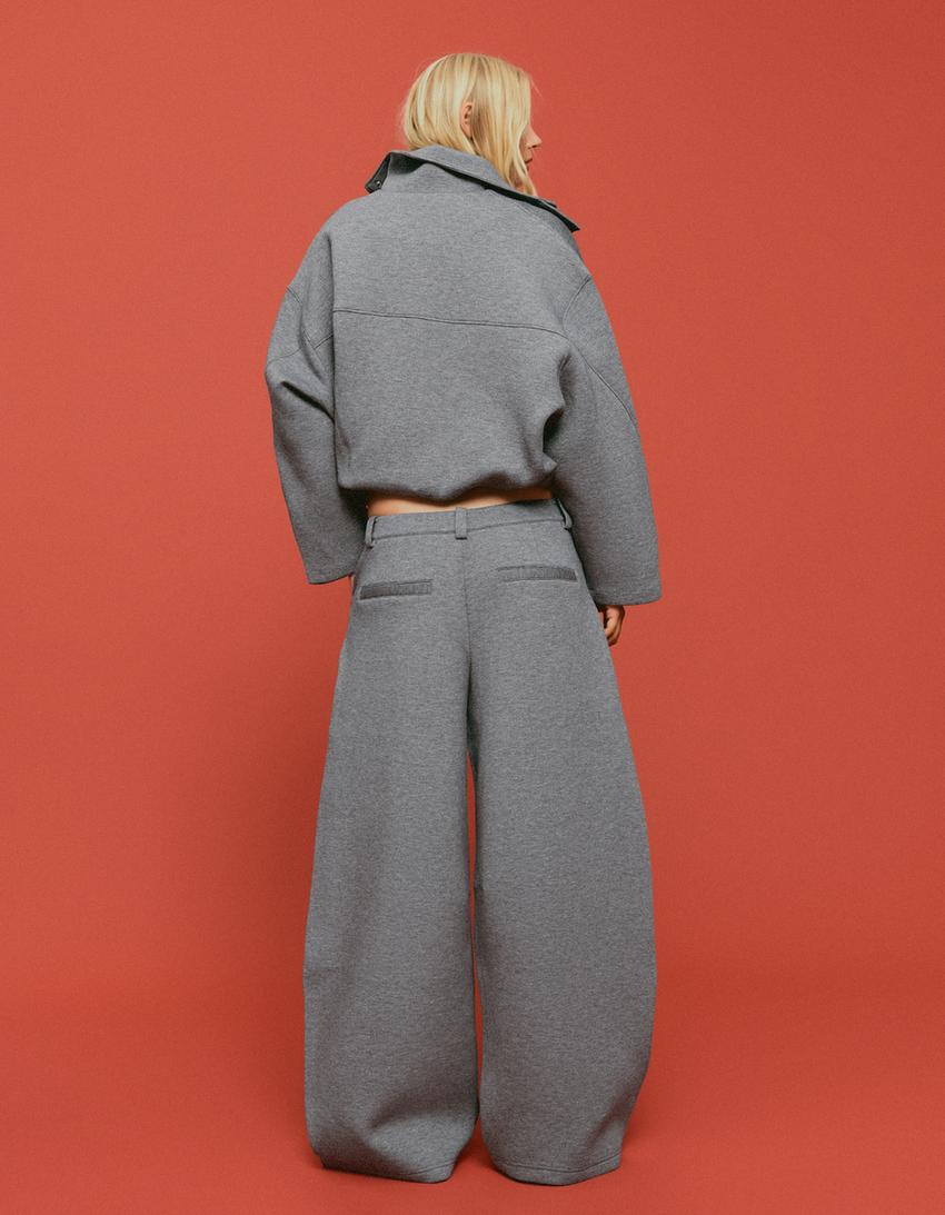 Pantalón barrel pinzas tejido scuba-Gris
