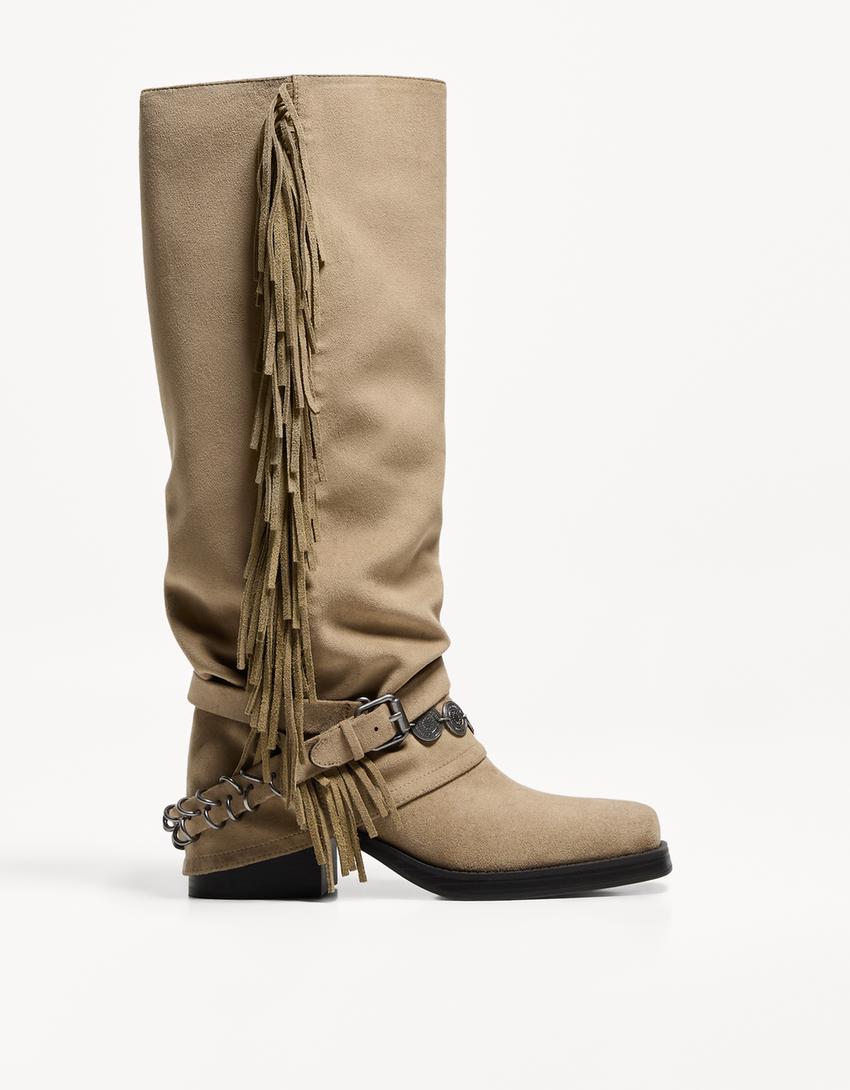 Flat gaiter boots with fringing