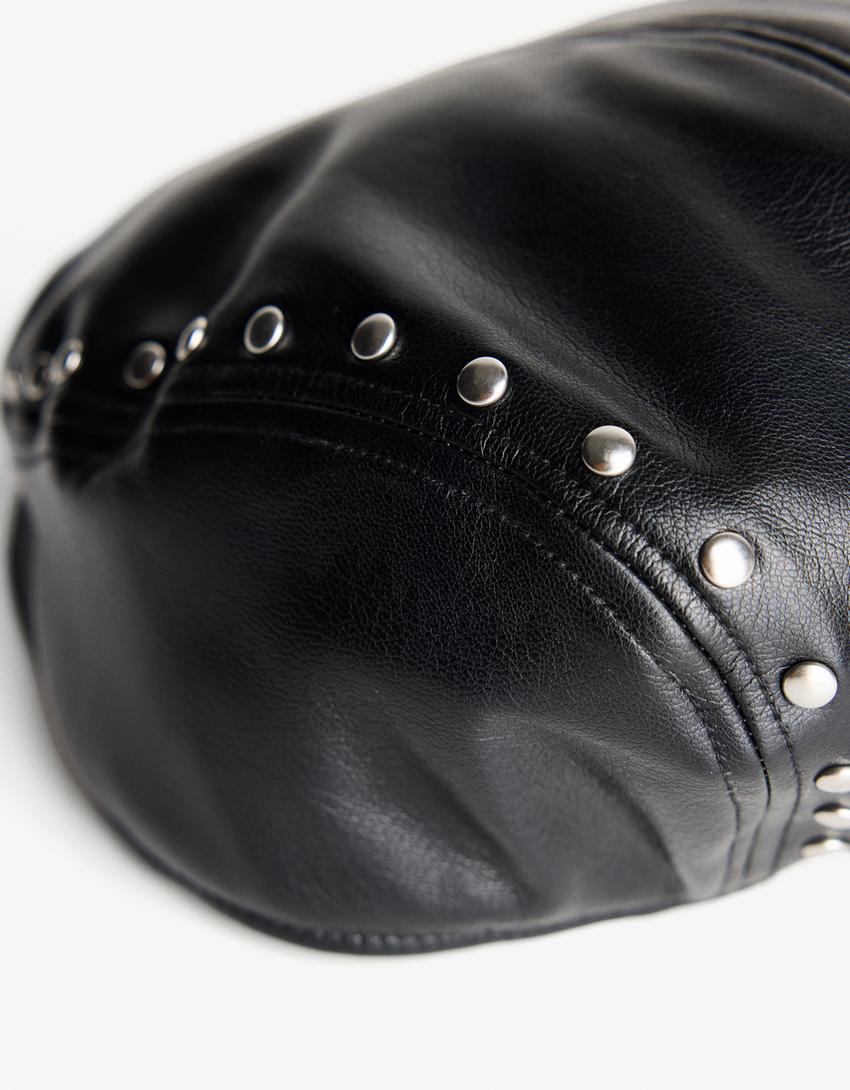 Baret met leereffect en studs-Zwart